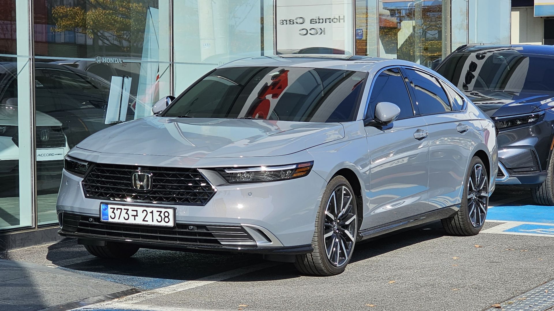 Urban Gray Pearl Honda Accord Hybrid Touring CY2 sedan at Honda Ilsan Dealership.