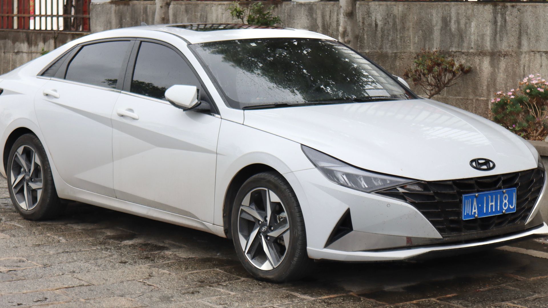 A White Beijing-Hyundai Elantra from Chengdu, Sichuan photographed in Dali, Yunnan province, China