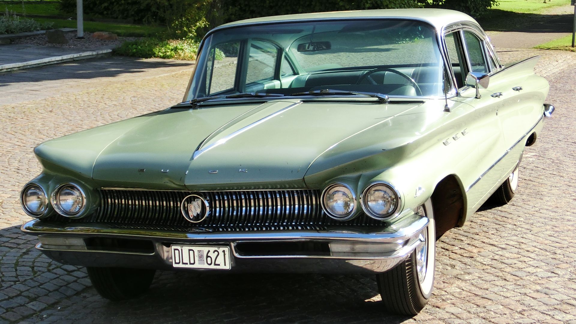 En ljusgrön Buick LeSabre 1960 parkerad i Falköping 2012-08-17.