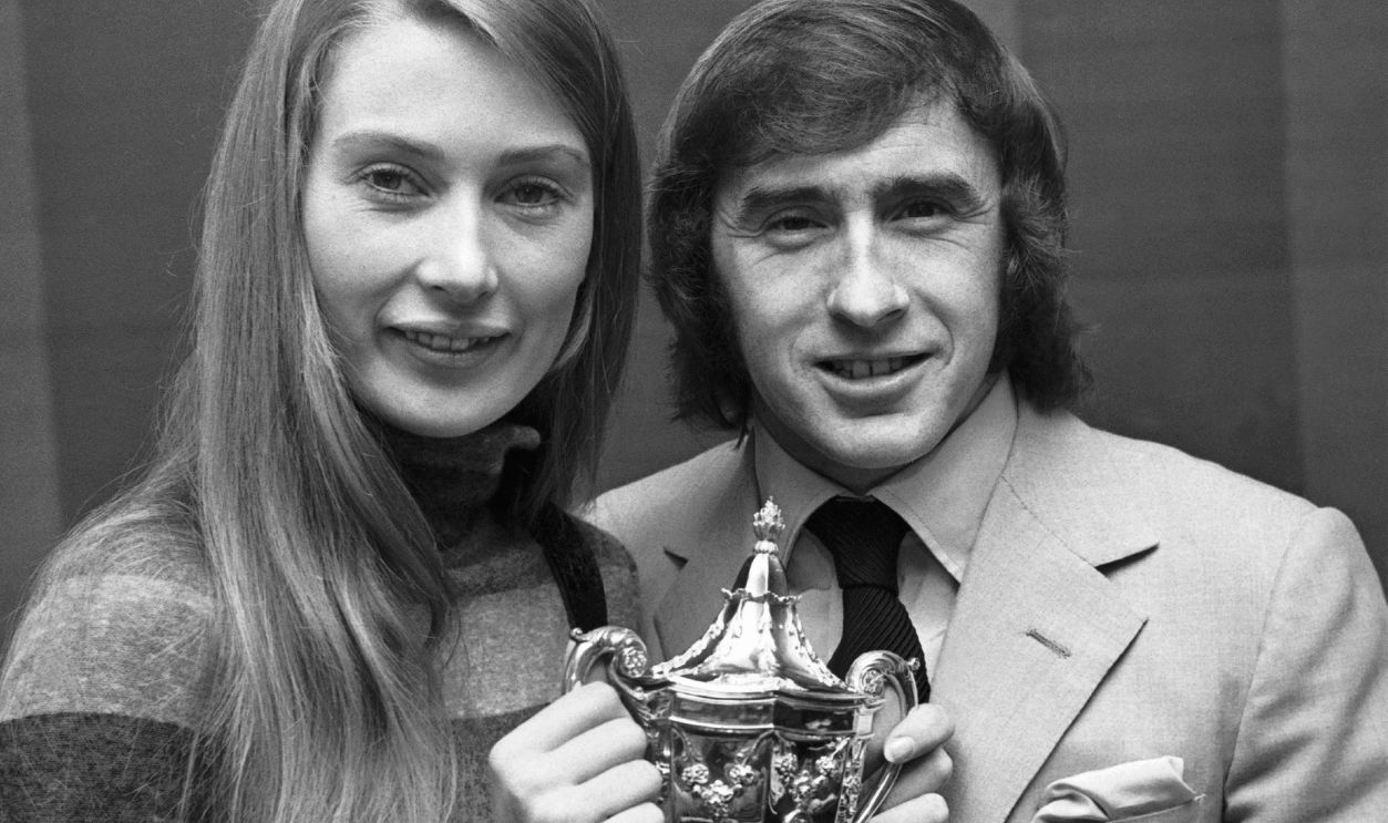 he American racecar driver Jackie STEWART offering Nina RINDT, wife of the Austrian racecar driver Jochen RINDT, the trophy awarded post-humously of the CHAMPION SPARKING PLUGS Club during a lunch offered by the Club at the Savoy Hotel in London.