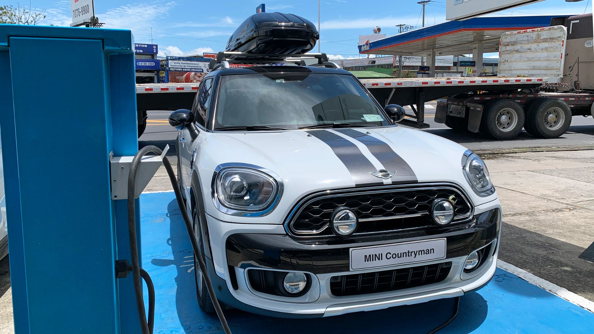 Mini Countryman Electric All4 charging at a public Level 2 station in La Uruca, San José, Costa Rica