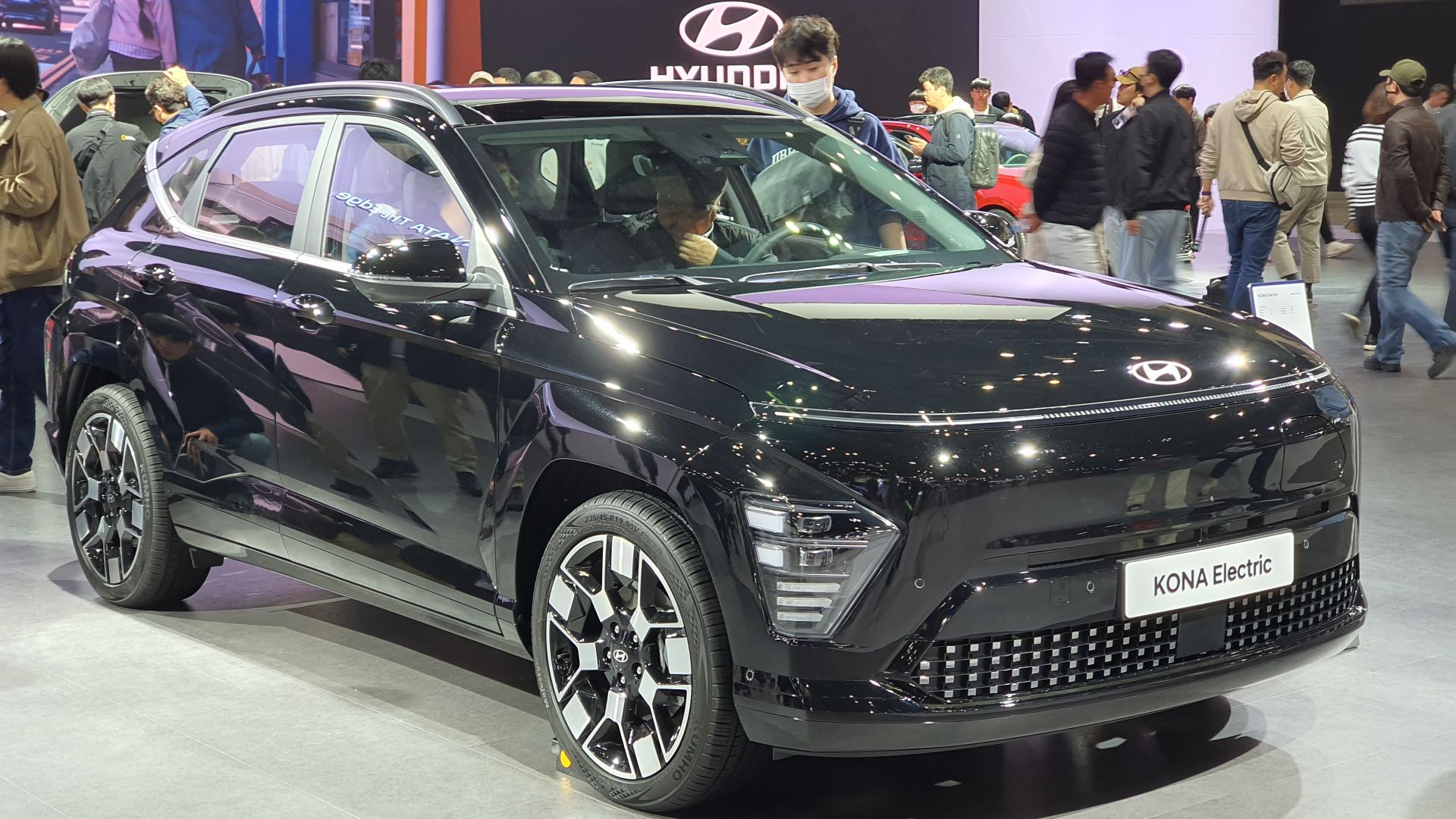 Abyss Black Pearl Hyundai Kona Electric SX2 EV SUV at Seoul Mobility Show 2023.