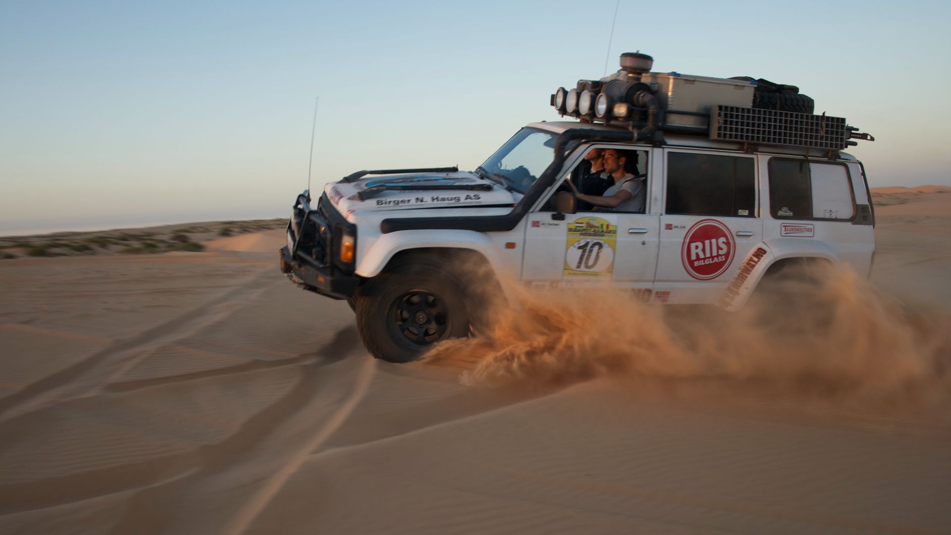 A Norwegian rally team is trying to complete one of the more difficult stages of the Budapest-Bamako rally in 2014.