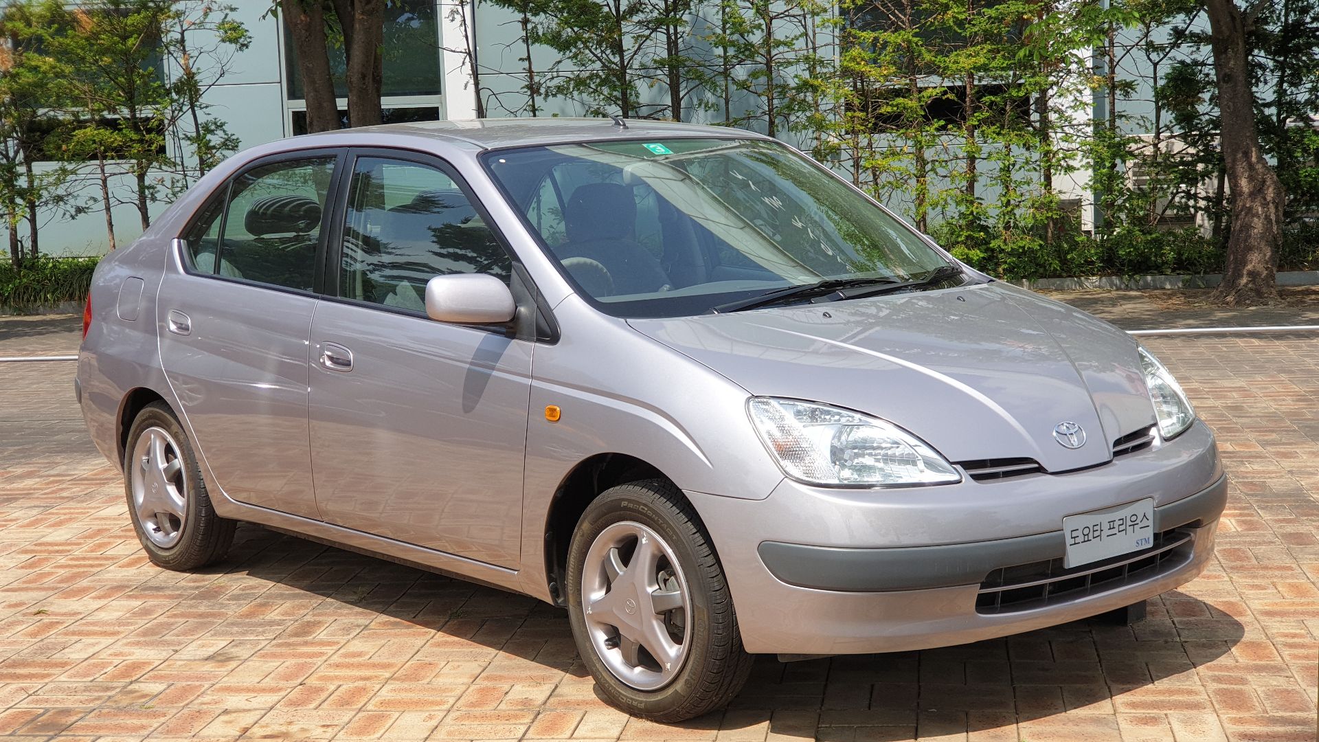 Silver Strara Metallic 1998 Toyota Prius NHW10 Hybrid sedan