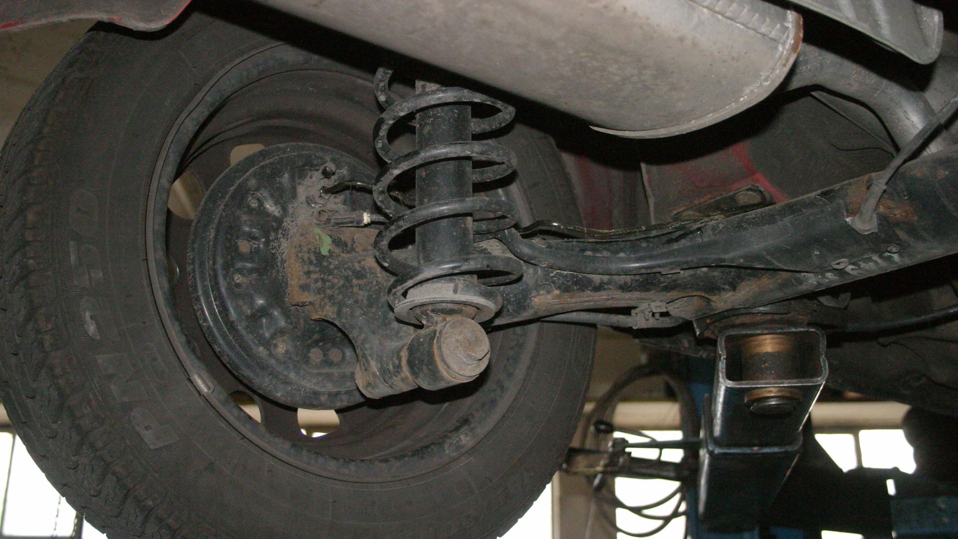 Torsion beam rear suspension - left rear wheel - VW Golf Mk 3 Estate Joker edition