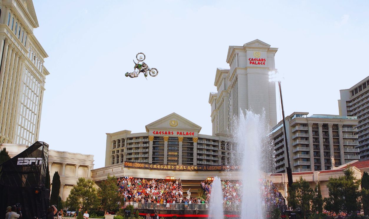 Gettyimages - 57536715, Mike Metzger Motorcycle Jump Over Fountain At Caesars Palace