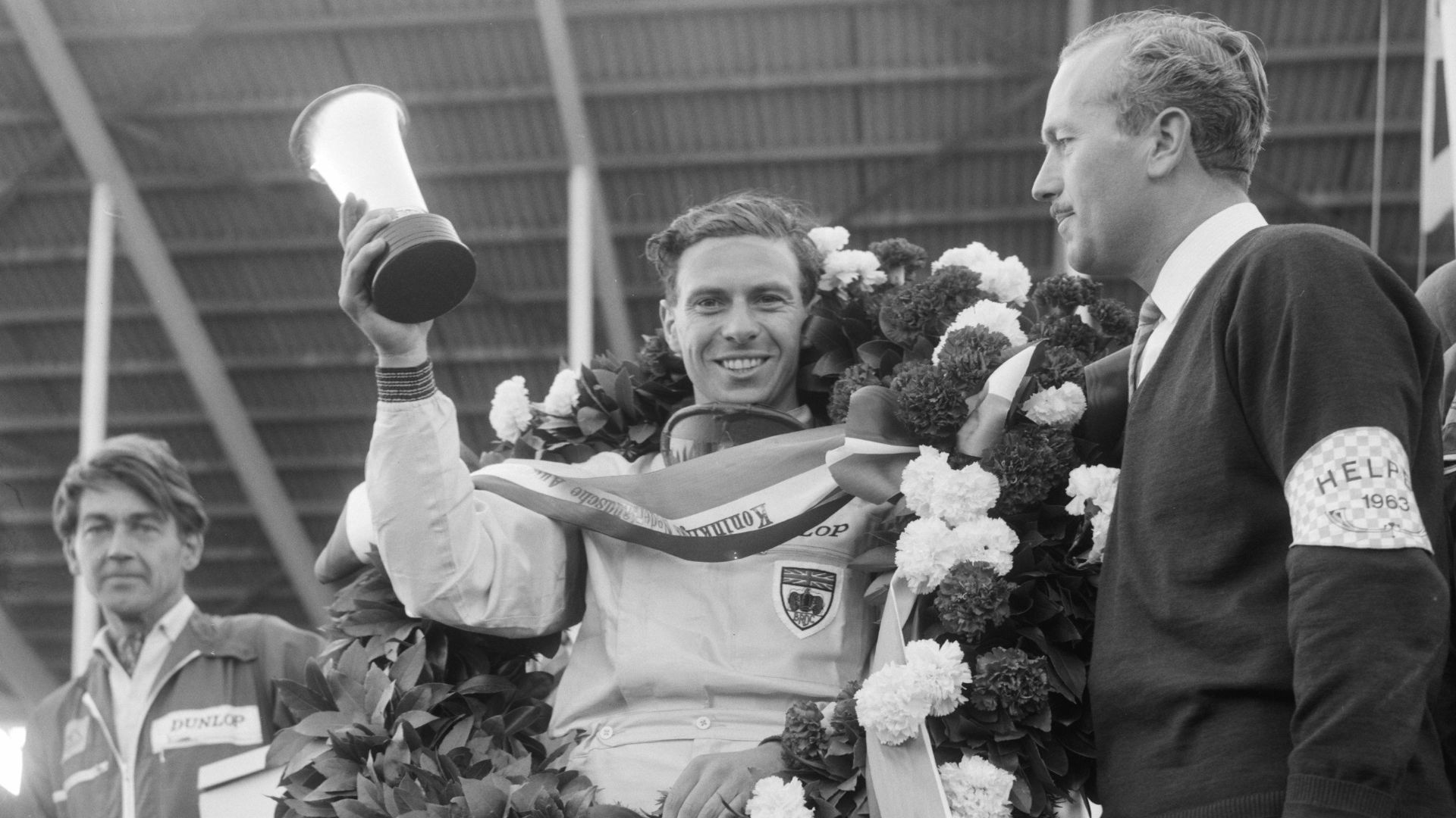 Collectie / Archief : Fotocollectie Anefo
Reportage / Serie : [ onbekend ]
Beschrijving : Jim Clark winnaar Grote Prijs van Nederland in 1963. Met krans en beker
Datum : 23 juni 1963
Trefwoorden : Winnaars, bekers
Persoonsnaam : Grote prijs van Nederland,