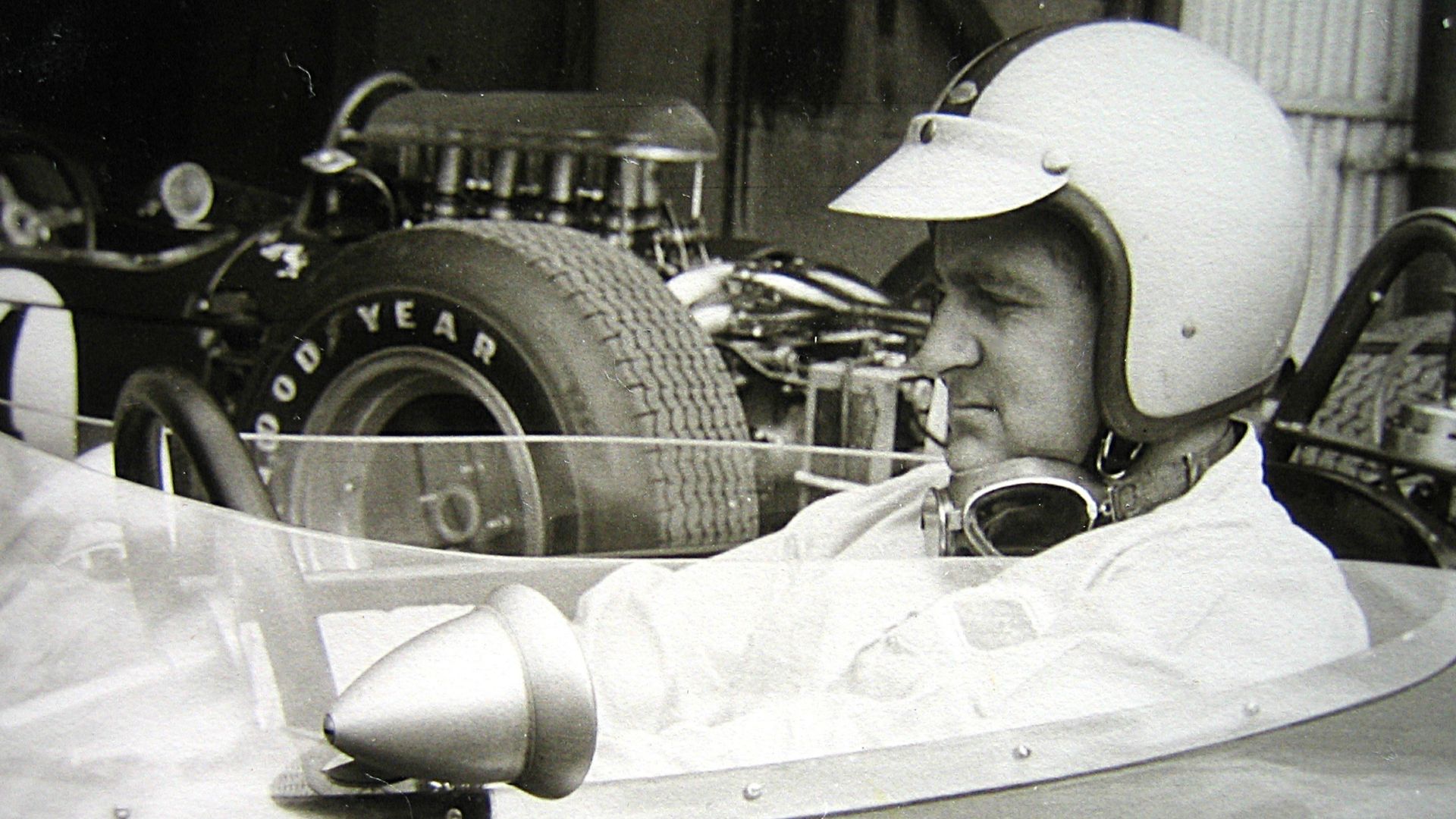 Denis Hulme 1965 im Brabham Climax im Fahrerlager des Nürburgrings