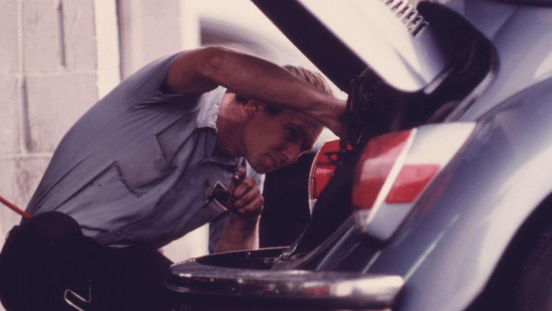 File:SERVICE STATION MECHANIC ADJUSTS THE ENGINE FOR A YOUNG WOMAN WHOSE VEHICLE HAD FAILED THE EMISSIONS TEST AT AN AUTO... - NARA - 557925.jpg