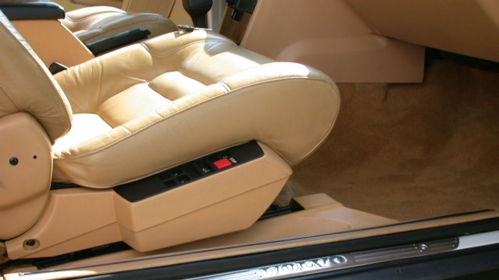 Intérieur d'une Volvo 780 de 1988.