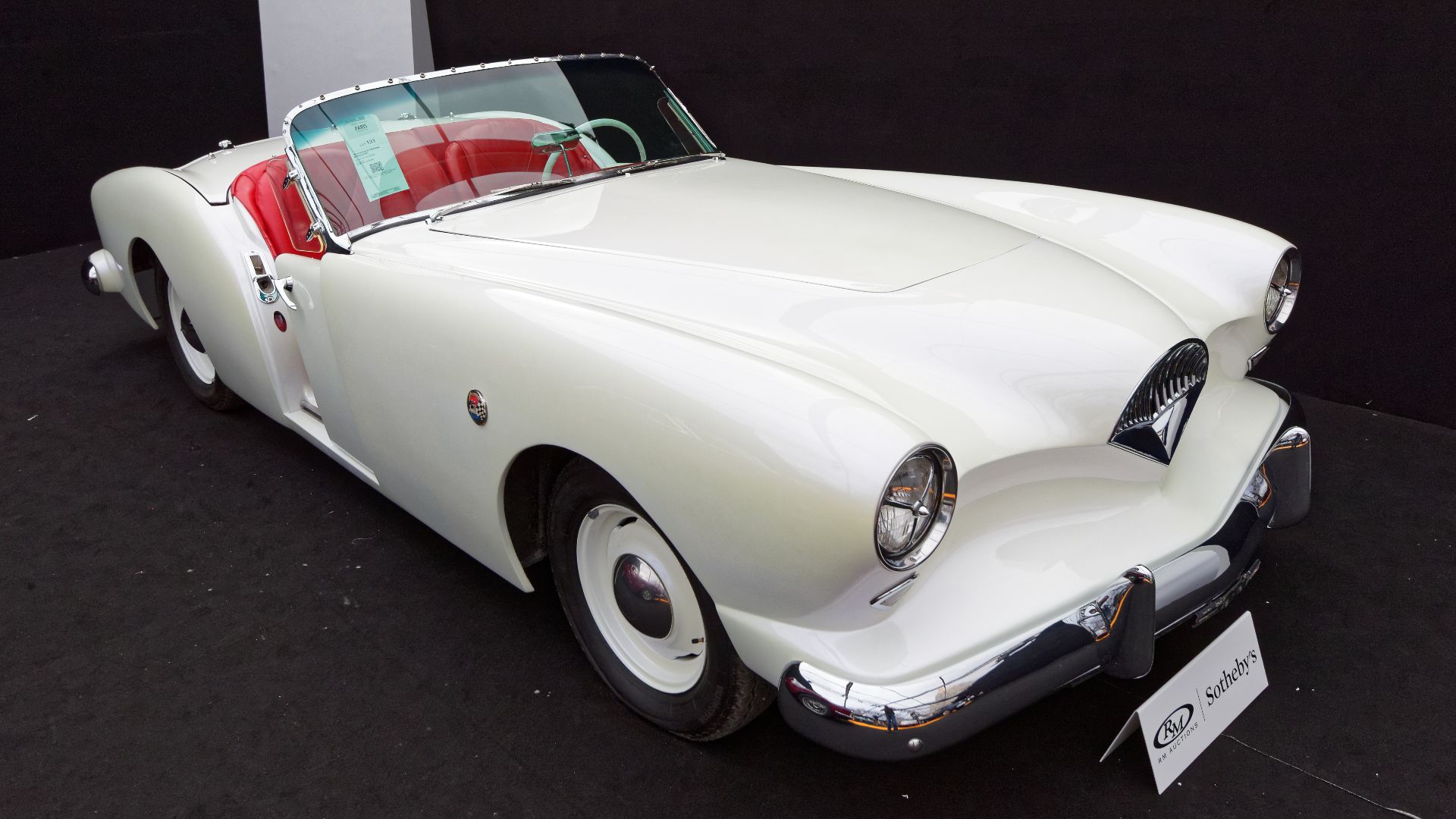 Une Kaiser-Darrin Roadster de 1954 exposée lors de la vente RM Sotheby’s 2016 aux Invalides à Paris.