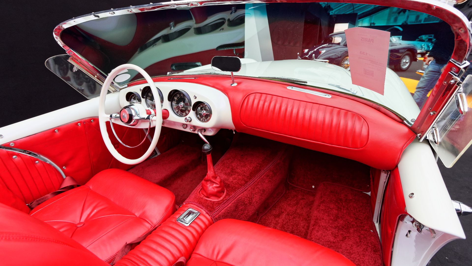 Une Kaiser-Darrin Roadster de 1954 exposée lors de la vente RM Sotheby’s 2016 aux Invalides à Paris.
