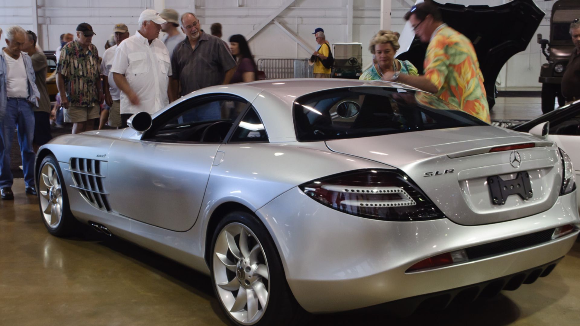 A fairly new classic collectible car.
The SLR is Mercedes-Benz's exotic supercar, and was built in the mid-2000s. Final assembly was performed by McLaren in England. It is equipped with a 617-horsepower supercharged 5.5L V8. Mercedes-Benz currently produc