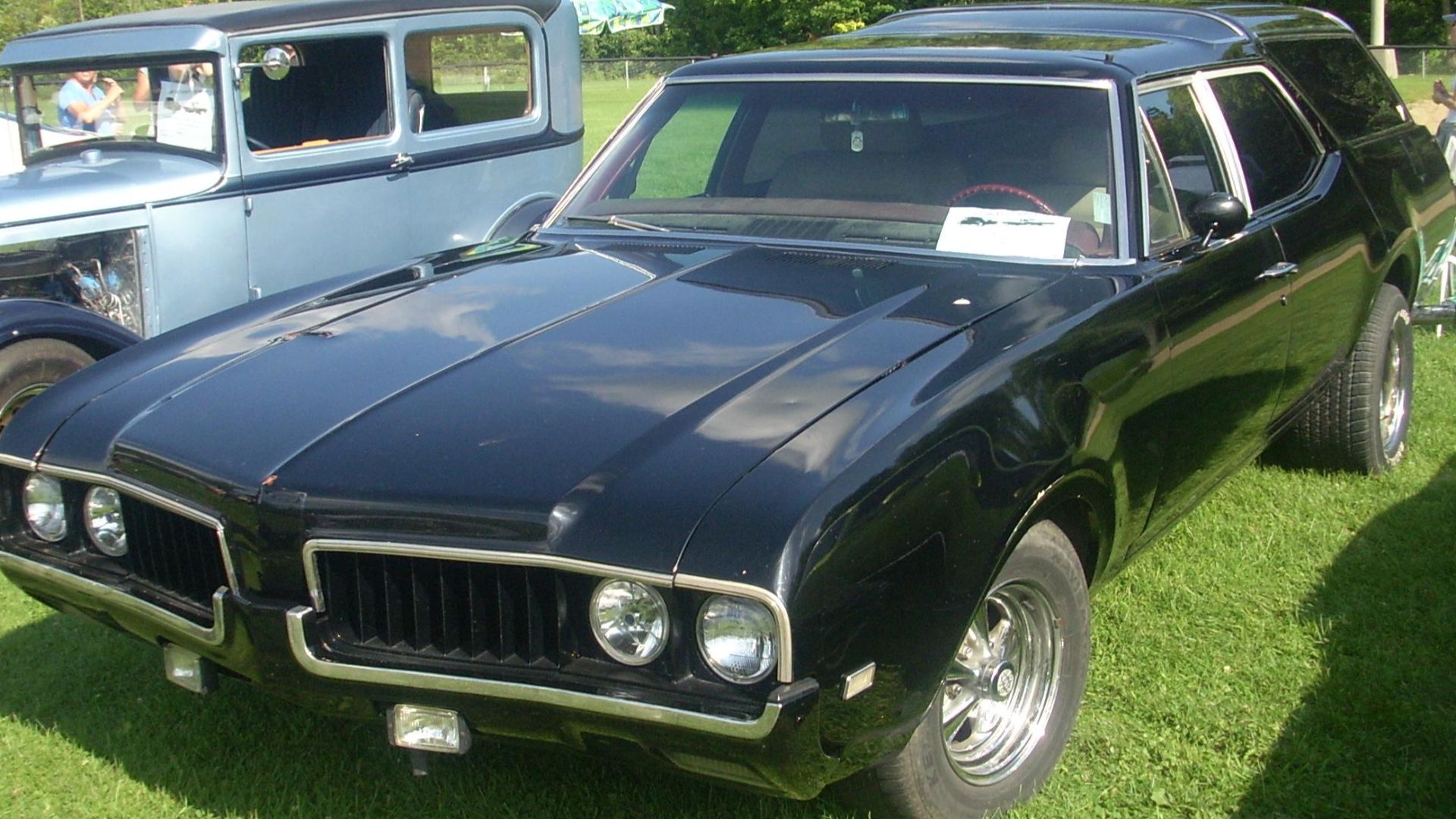 1969 Oldsmobile Vista Cruiser photographed at the Rassemblement Rigaud Car Show.