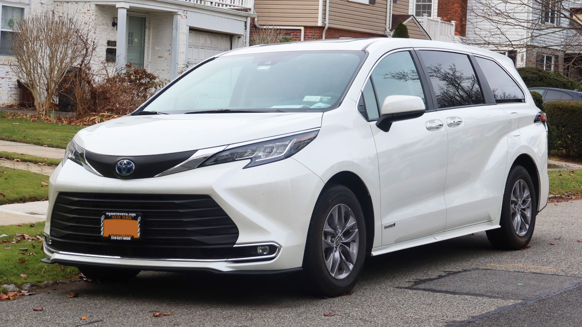 A 2021 Toyota Sienna XLE Hybrid photographed in Oakland Gardens, Queens, New York, USA