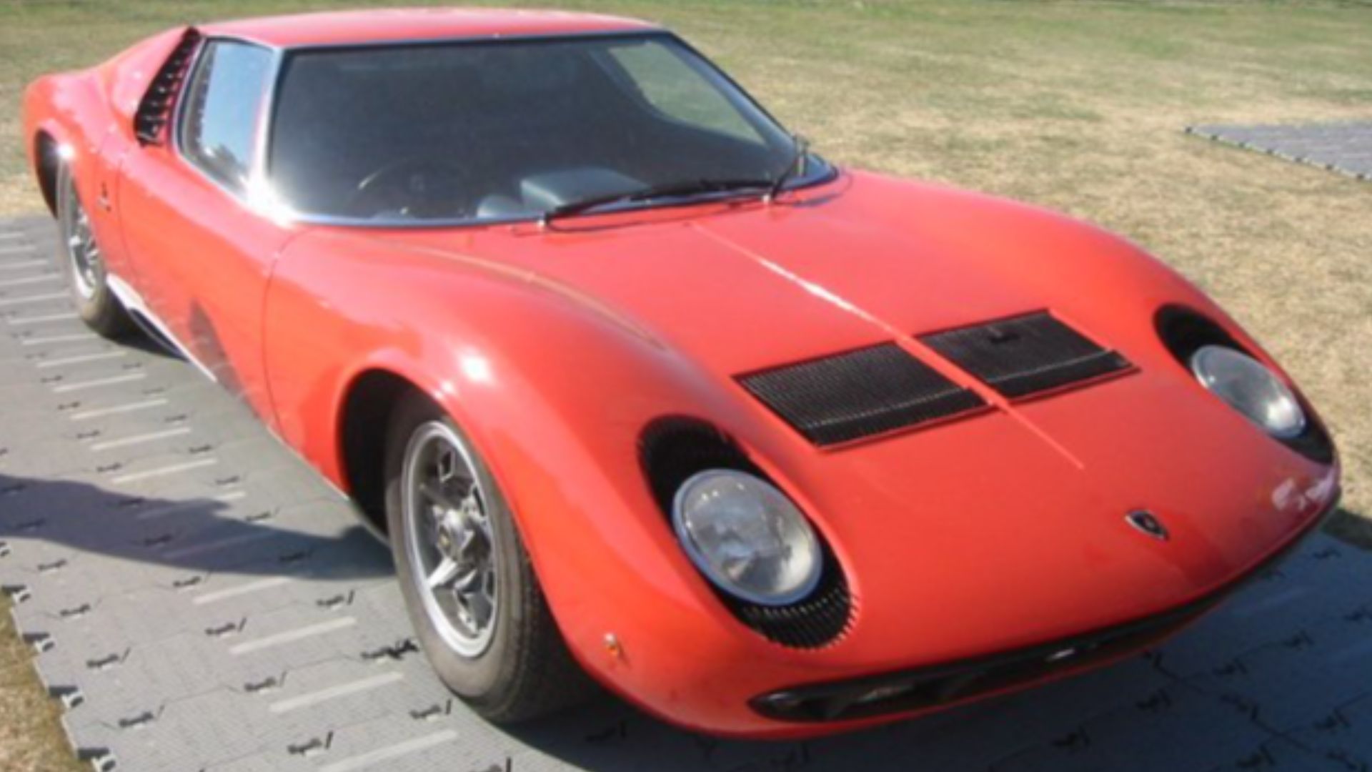 Photograph of the front of a rare RHD Lamborghini Miura S taken by SamH at the 2003 Goodwood Festival of Speed.