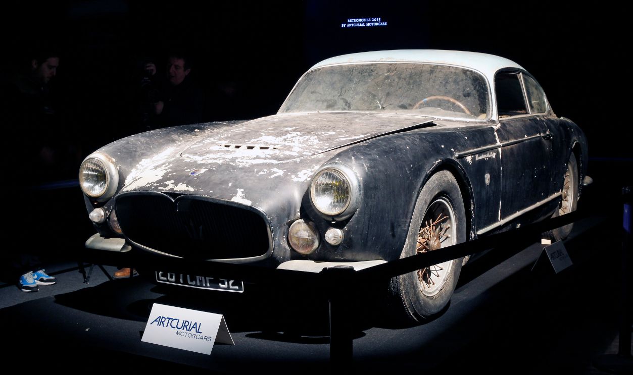 Getty Images - 462750192 - Maserati A6G 2000 Gran Sport Berlinetta Frua from the Baillon collection is displayed for auction during the Retromobile show on February 04, 2015, in Paris, France. This car is estimated between 800 0000 and 1 200 000 euros for the auction this Friday. 60 rusting cars, which include a vintage Ferrari California Spider, a Bugatti and a very rare Maserati, were found gathering dust and hidden under piles of newspapers in garages and outbuildings at a property in France belonged to the entrepreneur Roger Baillon.