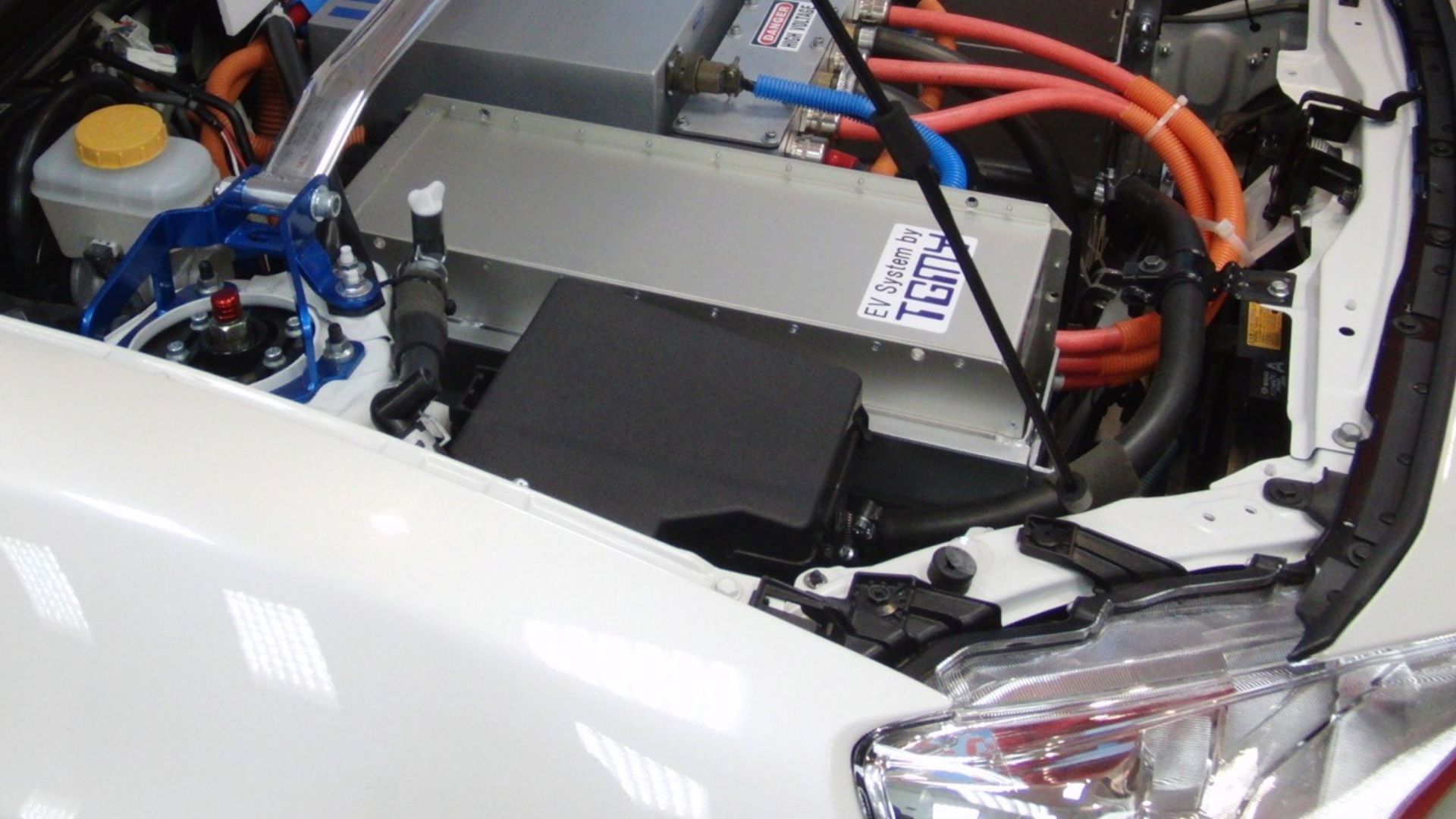 繁原製作所により制作されたEV86のバッテリールームを撮影