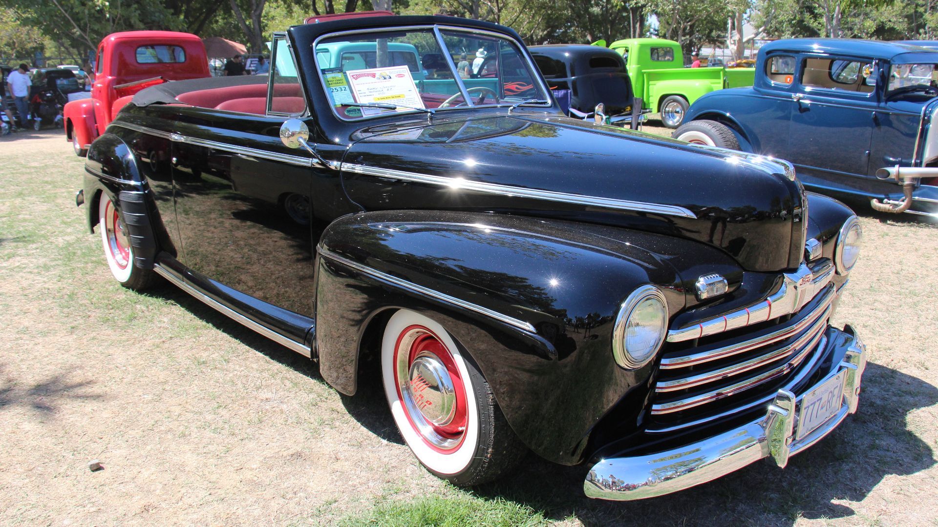 It was an all new car for 1941, a wider body that nearly covered the running boards, the front fenders more integrated and the headlights moved right forward.
The 1941 car had a 3 piece grille, a tall centre section.
For 1942, the grille looked like an e