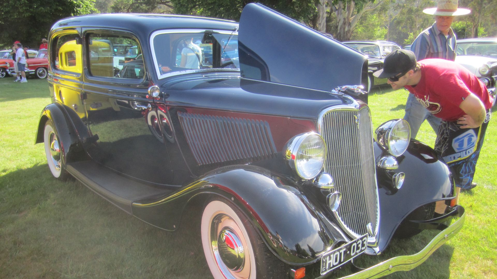 Model B built from 1932-34.
longer wheelbase than 1932 and new grille.
Engines; 4 cyl or 75hp flathead V8
This car has non-original disc wheels