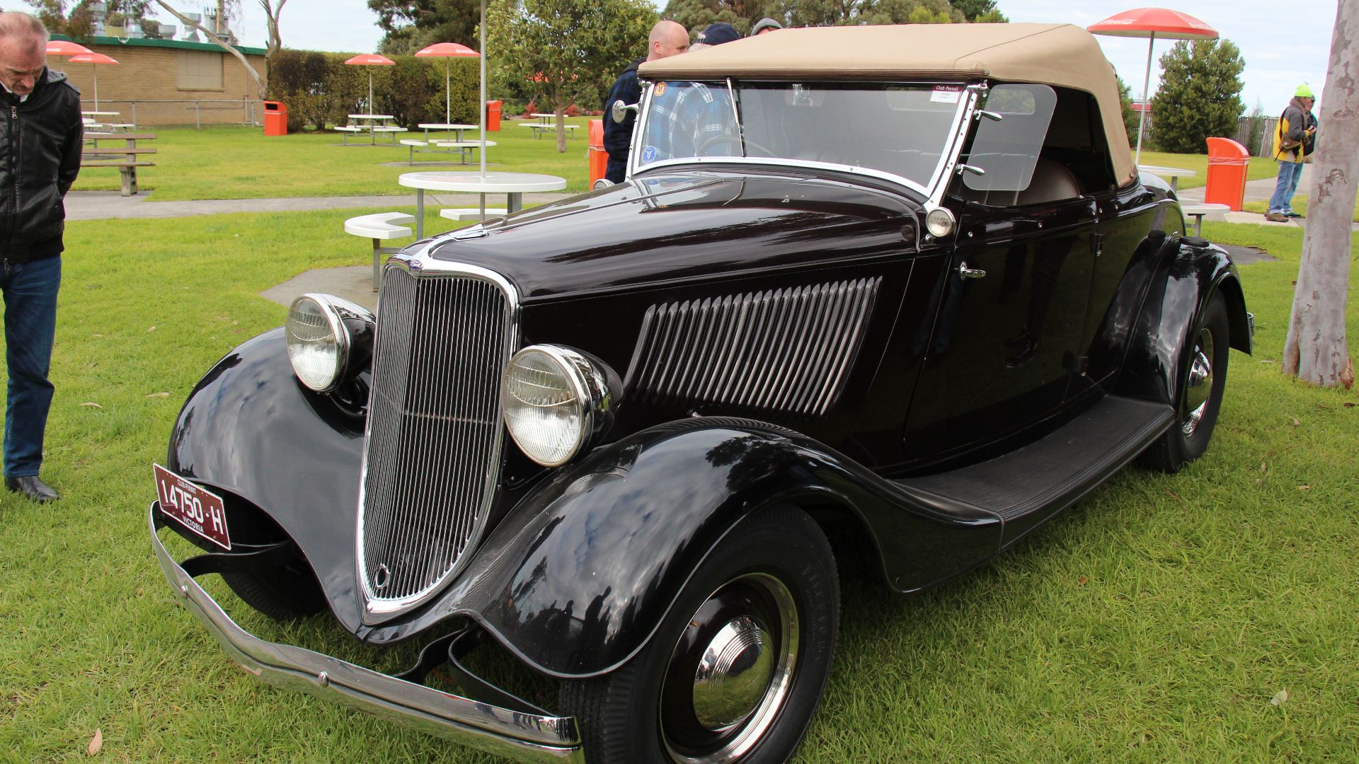 Like the 1932 Ford, the 1933 car was still available as the 4 cylinder Model C and also the Flathead V8 was now the Model 40. Built on the same platform, the two models shared body, chassis and trim. In 1933 the car got a longer wheelbase and new crossmem