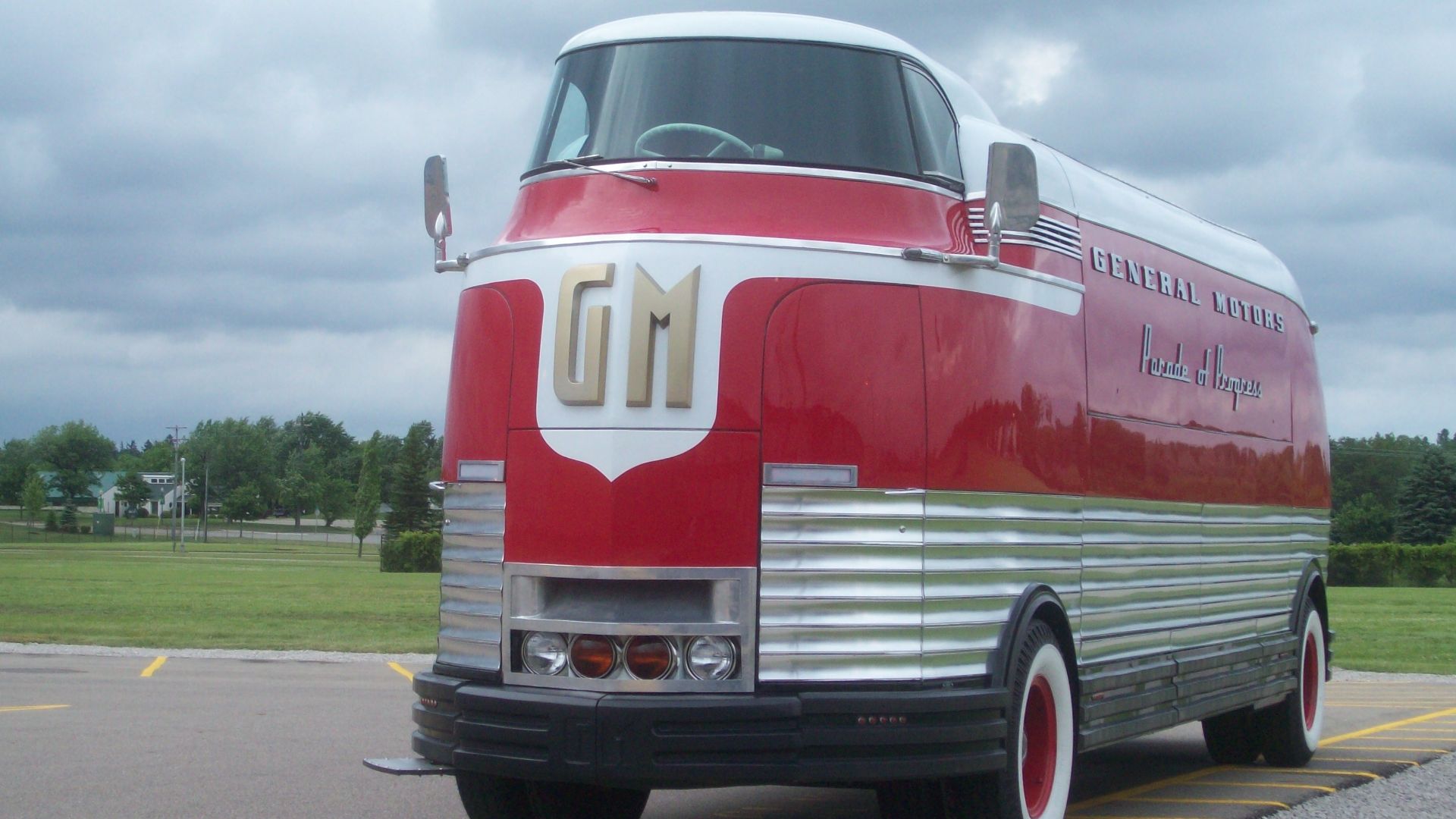 GM FuturLiner front view at Flint, Michigan, antique car show