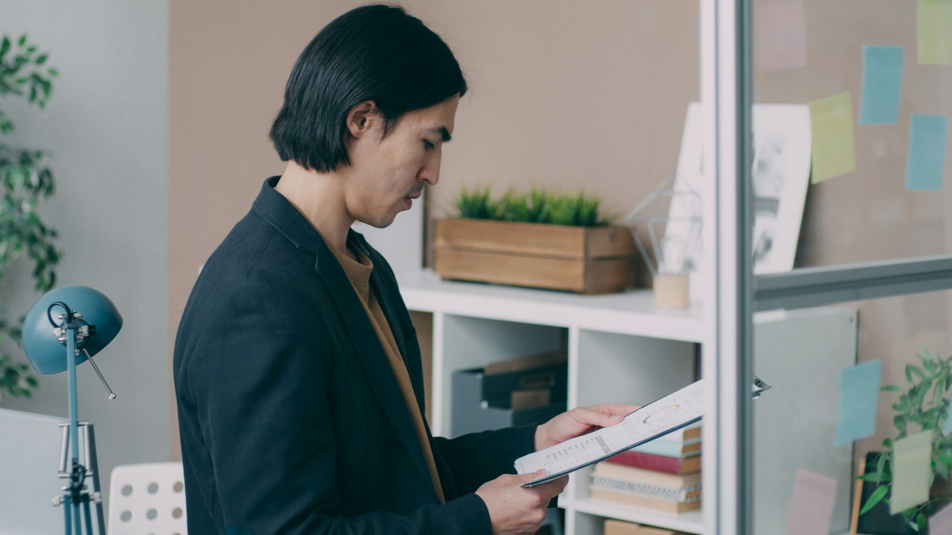 A man standing in front of a book shelf