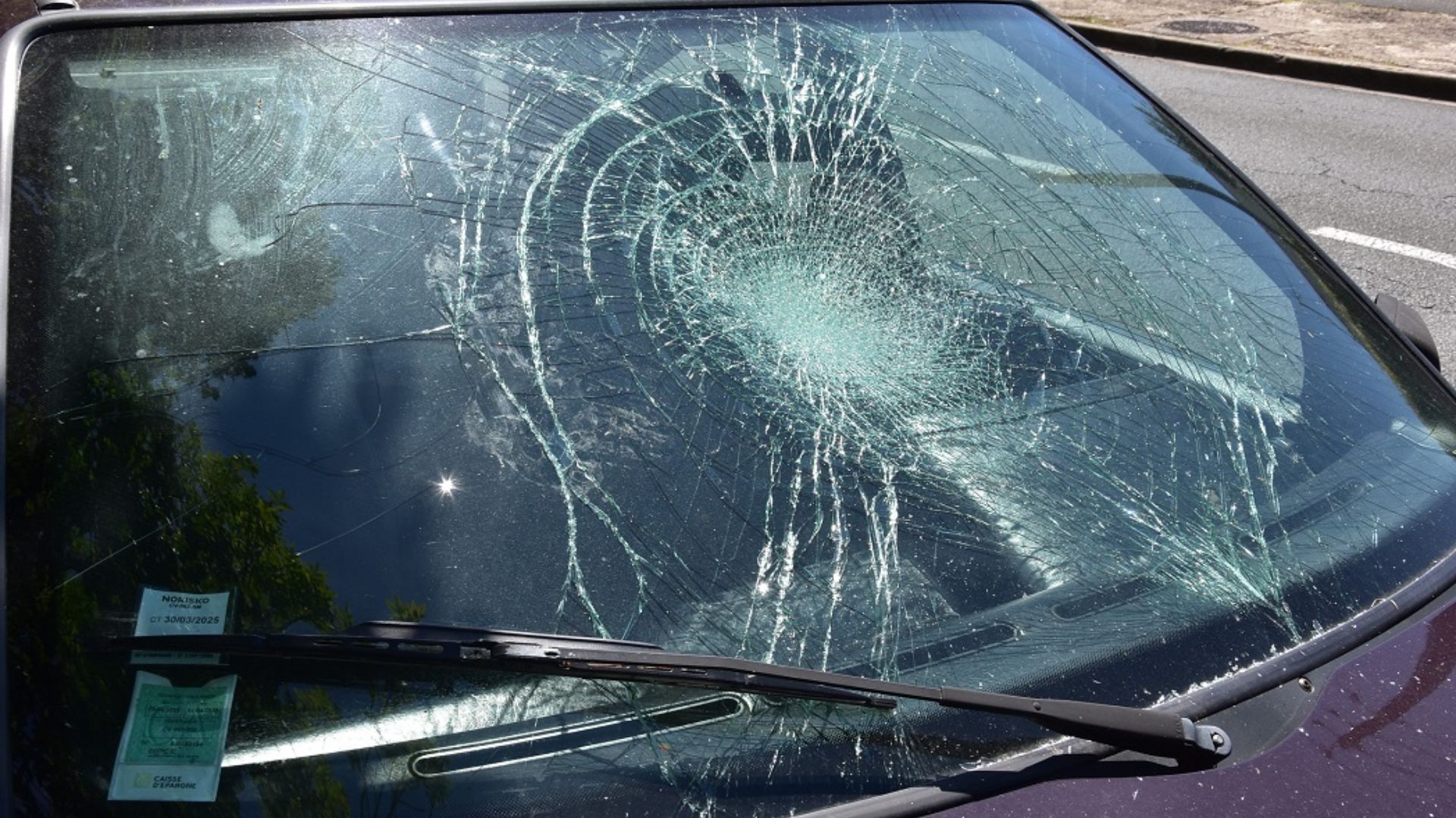 Lorsque le chimiste E. Benedictus découvre, par accident, le principe du verre feuilleté en 1903, il est loin de se douter que cette merveilleuse invention va changer la vie de millions d'automobilistes à travers le monde...
Les impératifs de coût prennen