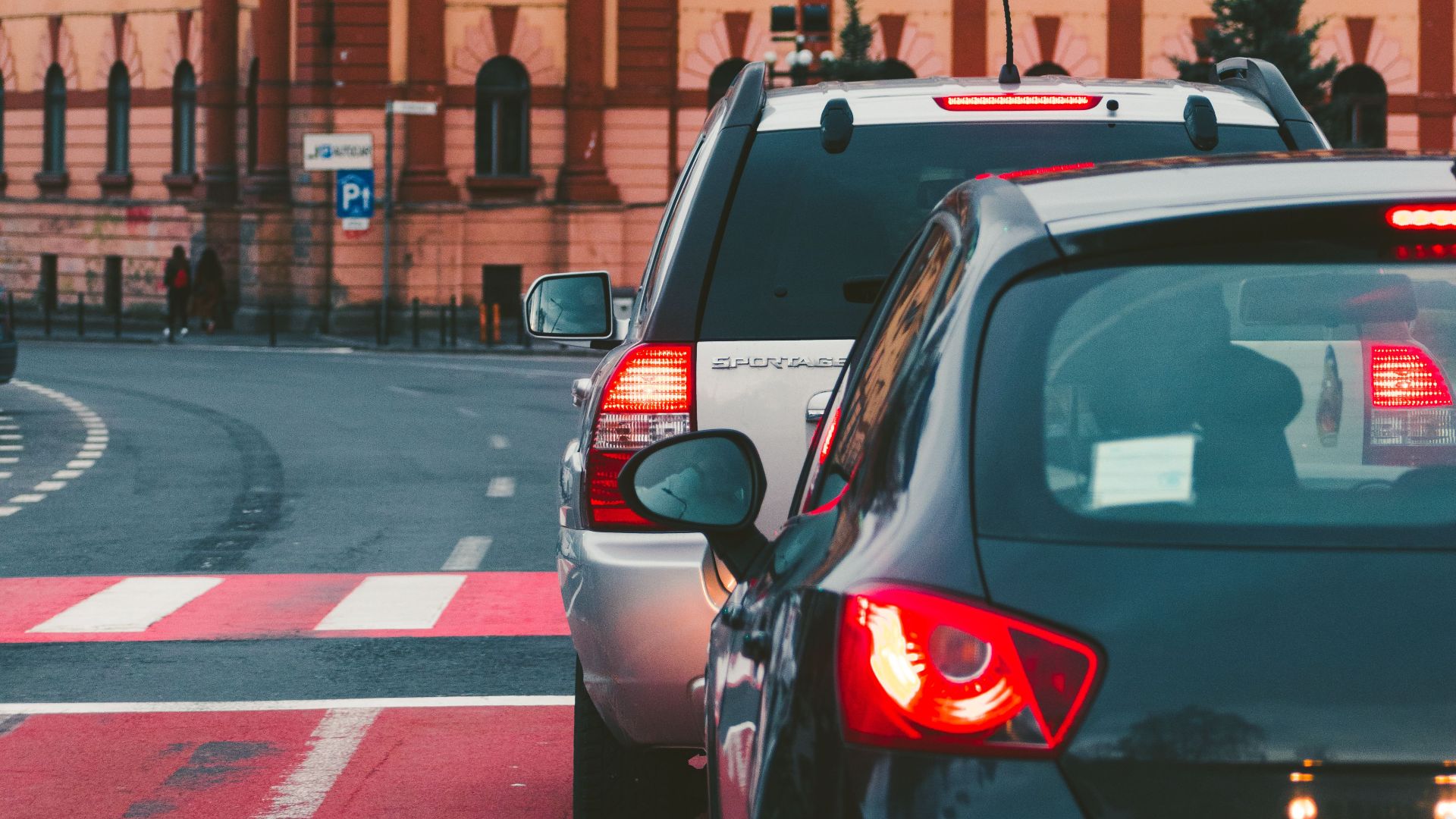 Cars waiting at a red light near a historical building in Brașov, Romania.