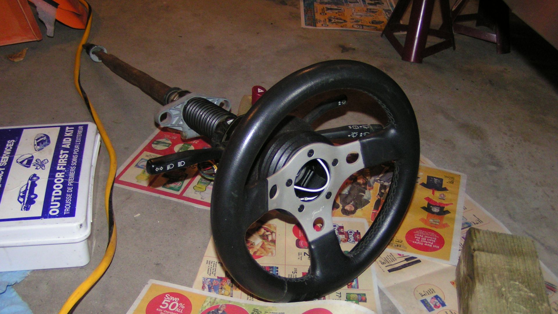That is a Ford Sierra steering column and a Merkur XRTi adapter and Grant wheel.