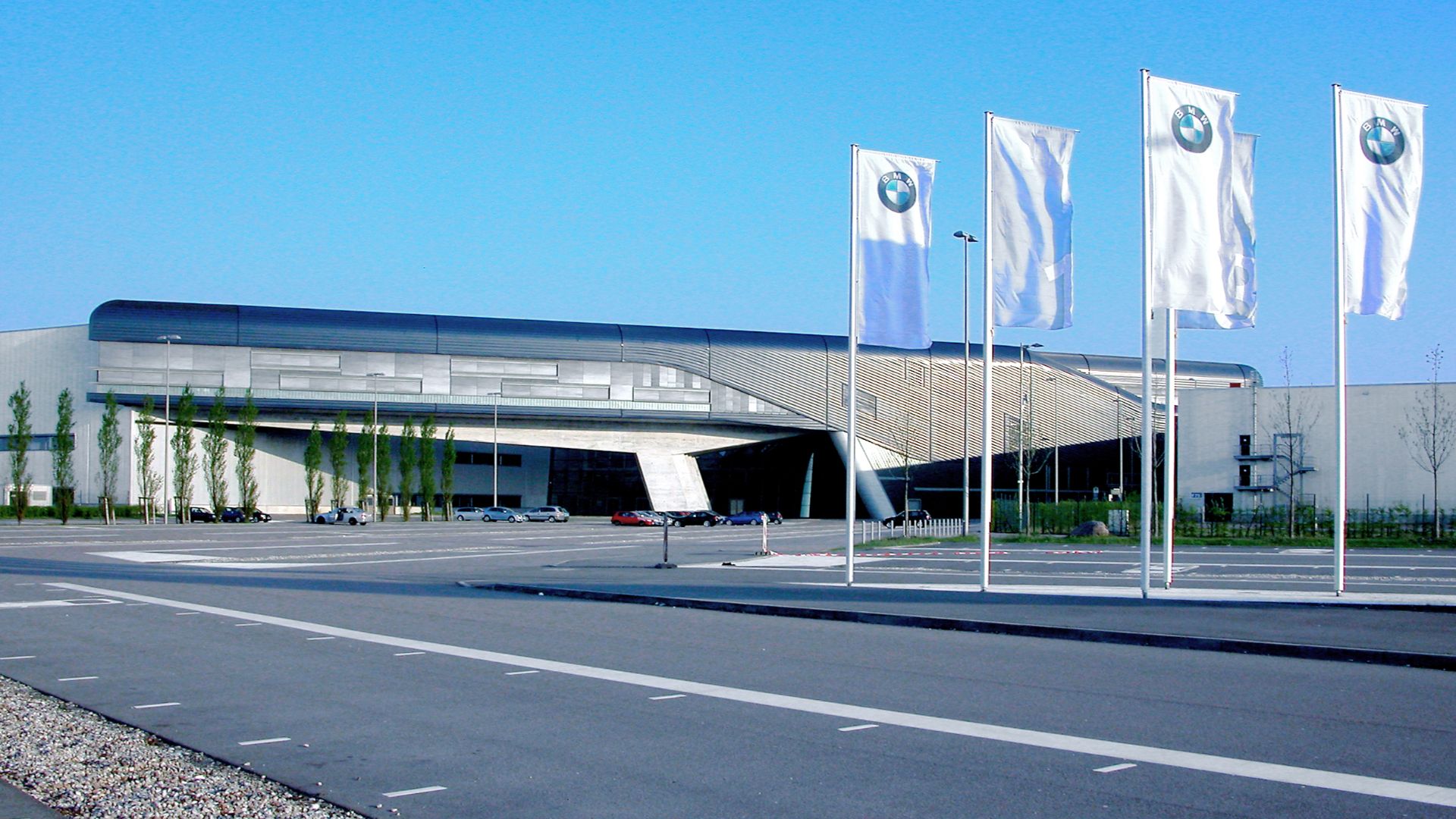 19.04.2009   04349  Leipzig-Seehausen, BMW Allee 1: BMW AG, Niederlassung Leipzig, Werk 07.10 Leipzig (GMP: 51.408848,51.408848). Im BMW-Werk Leipzig wurde am 09.09.2009 ein Presswerk für Karosserieteile sowie ein Fertigungszentrum für Türen, Motor- und H