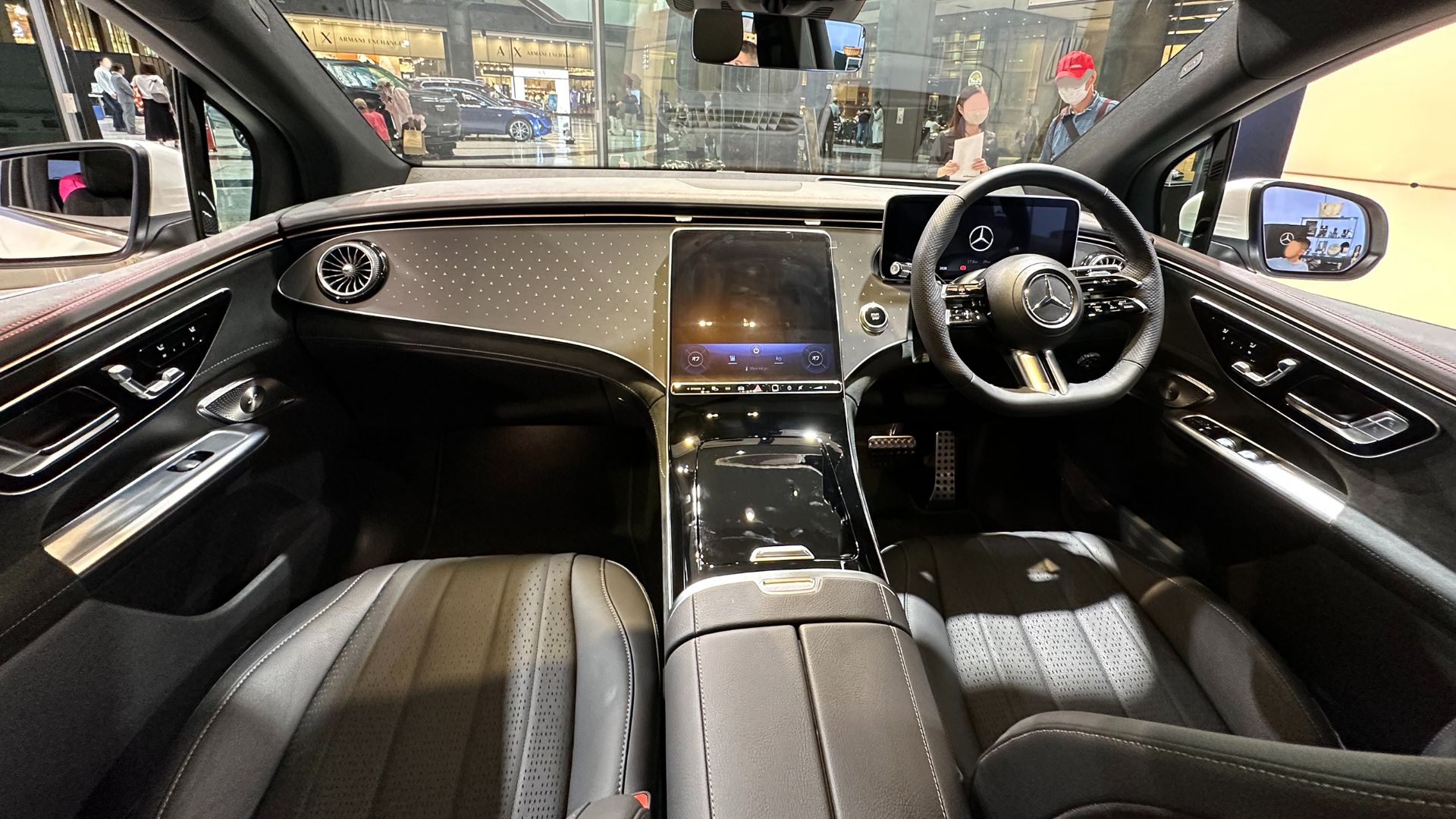 X294系メルセデス・ベンツ・EQE 350 4MATIC SUV Launce Editionのインテリアを撮影。