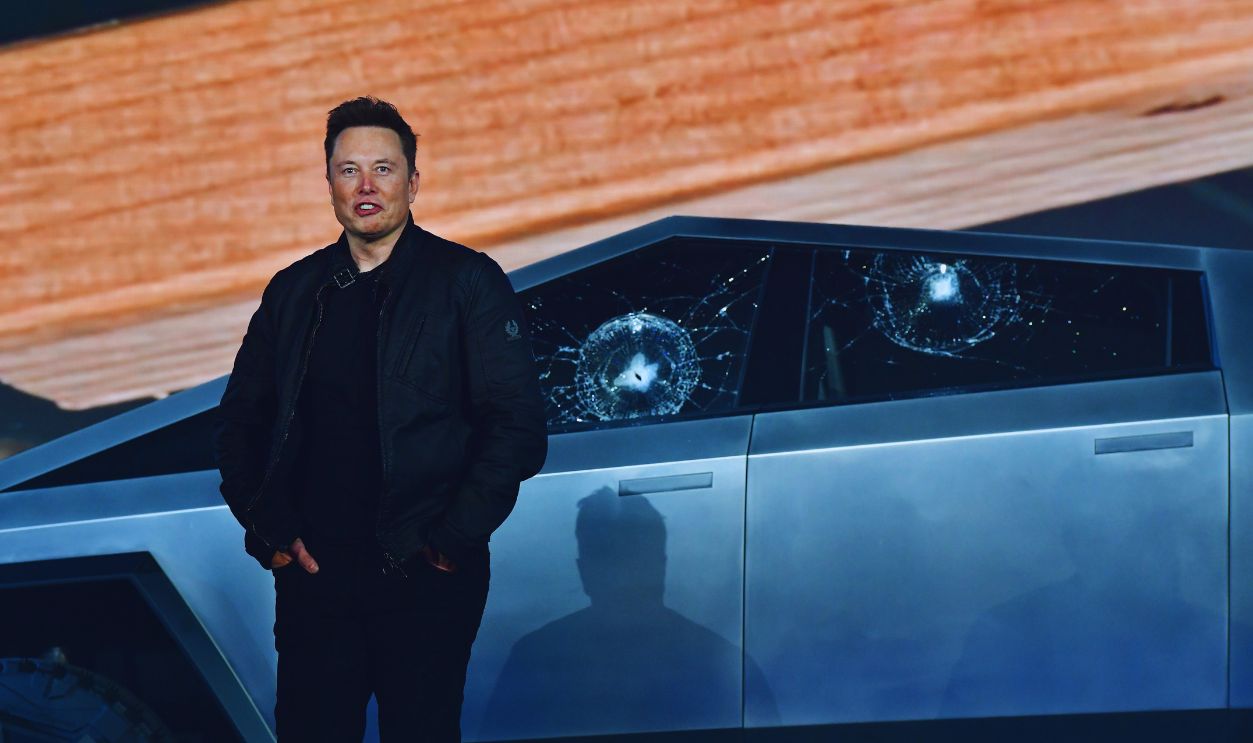 Gettyimages - 1183828040, US-AUTOMOBILE-TESLA-CYBERTRUCK Tesla co-founder and CEO Elon Musk stands in front of the shattered windows of the newly unveiled all-electric battery-powered Tesla's Cybertruck at Tesla Design Center in Hawthorne, California on November 21, 2019. 