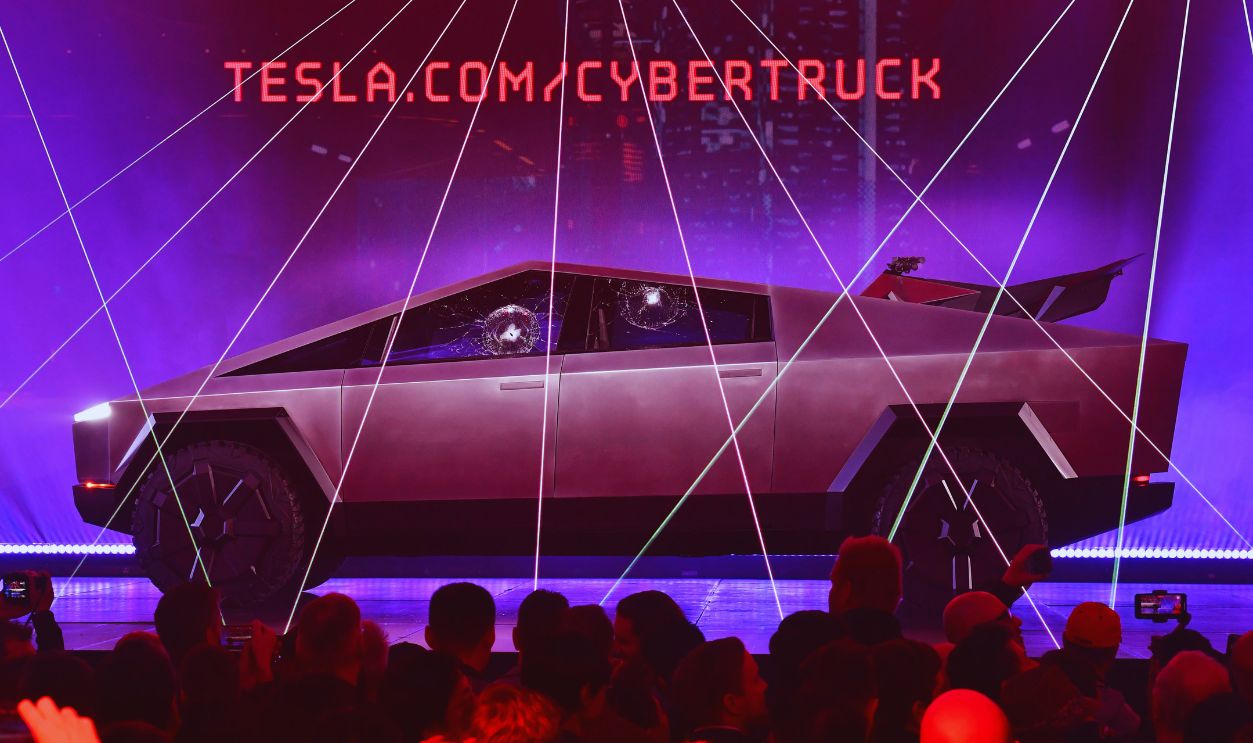 Gettyimages - 1183832718, US-AUTOMOBILE-TESLA People take pictures of the newly unveiled all-electric battery-powered Tesla's Cybertruck with shattered windows after a failed resistance test, at Tesla Design Center in Hawthorne, California on November 21, 2019. 