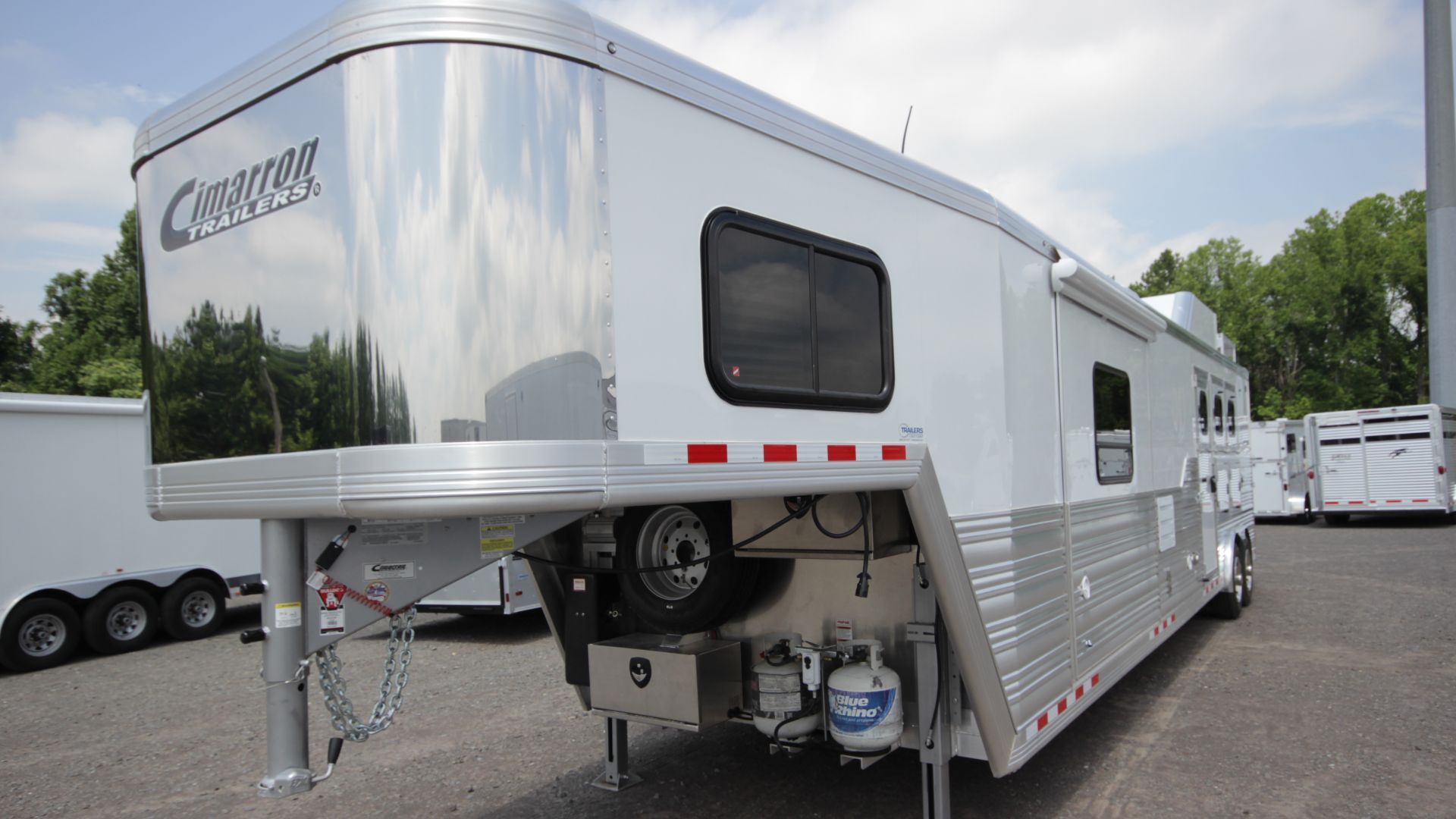 Cimarron 3-horse Slant Load Horse Trailer with Living Quarters
This 3-horse slant load living quarters horse trailer from Cimarron features dual 8,000 lb. Dexter Torflex Axles with 8-bolts hubs, electric/hydraulic brakes, dual electric/hydraulic brakes wi