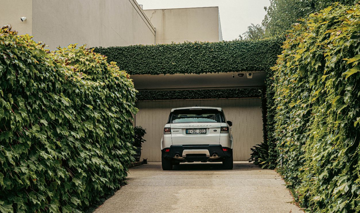 Contemporary house exterior with ivy-covered entry in Melbourne,