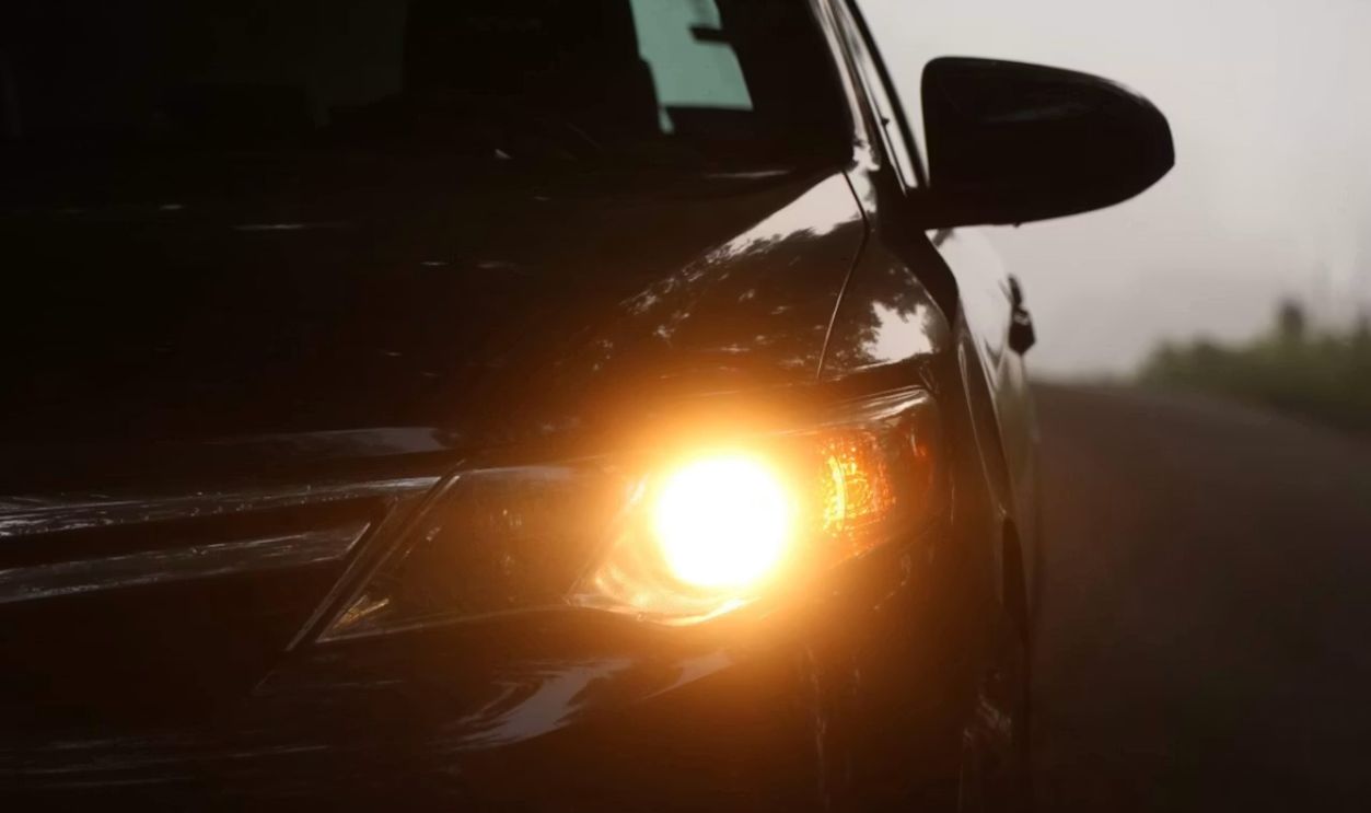 yellowed headlight 