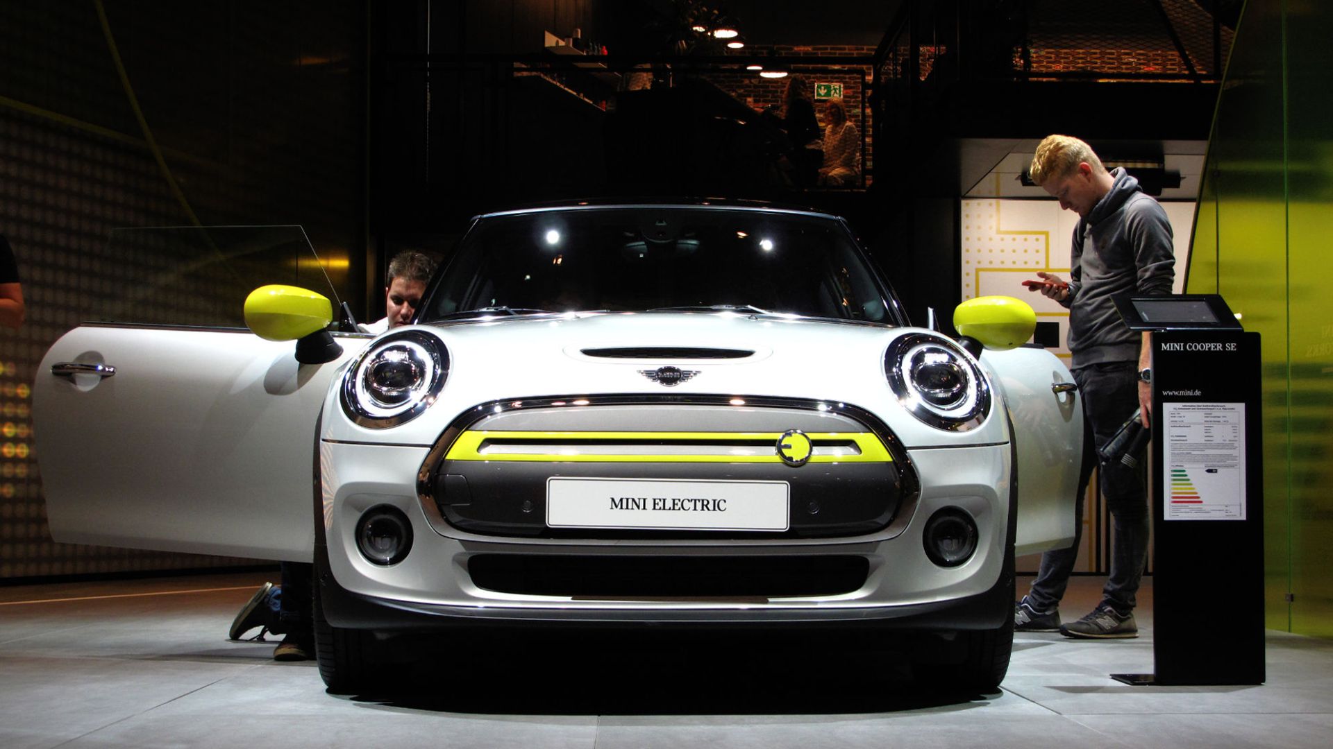 IAA Frankfurt 2019

Mini launched its first full-electric vehicle: the Mini Cooper SE. Based on the three-door Mini, the Cooper SE has been fitted with the drivetrain of the BMW i3. Its maximum power is 135 kW/184 PS and thanks to its 32.6 kWh it has an e