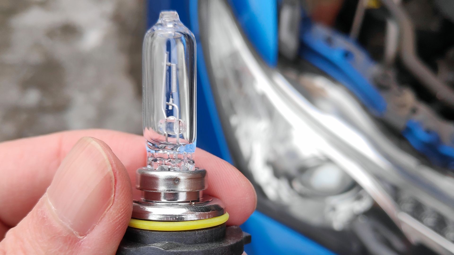 Replacing car headlight (headlamp) bulb. HIR2 type 12V halogen lightbulb for Toyota Auris.