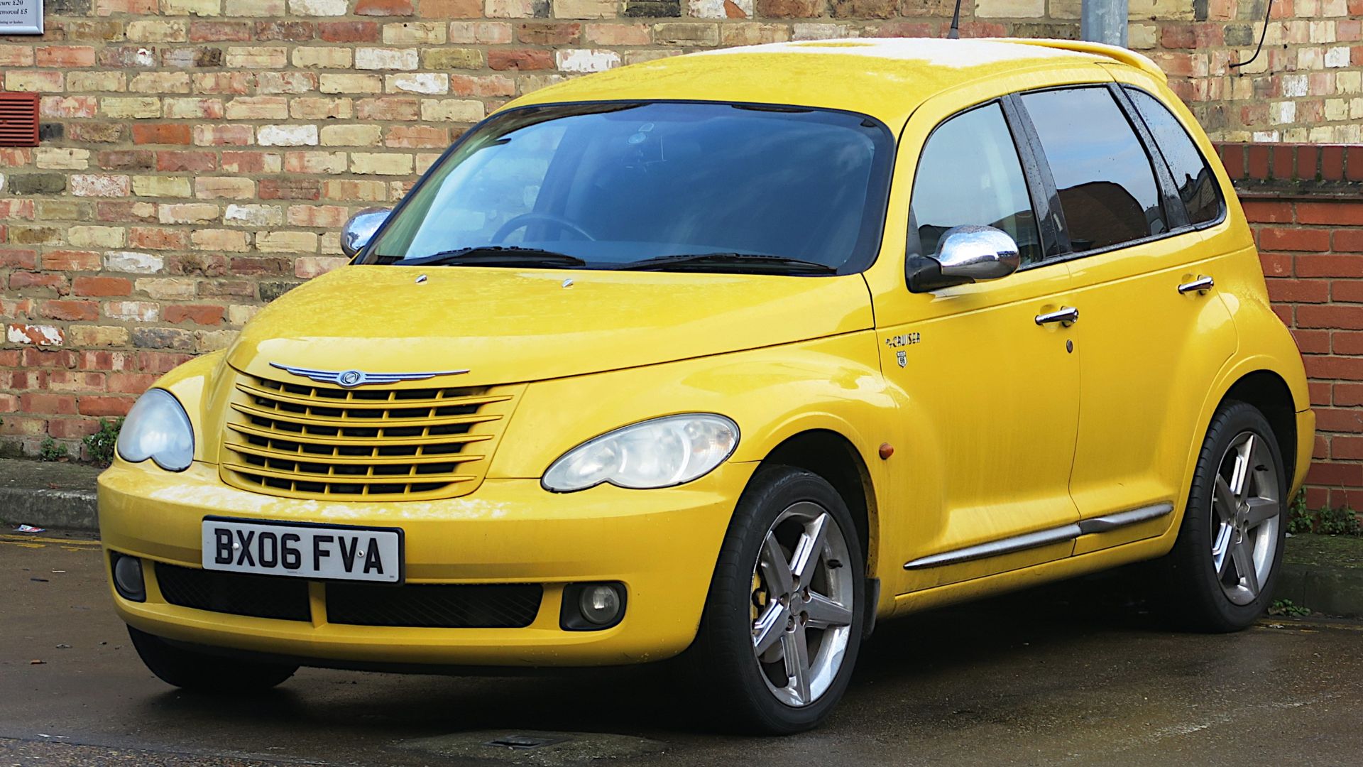 Chrysler PT Cruiser behind the Kite shopping Mall in Cambridge