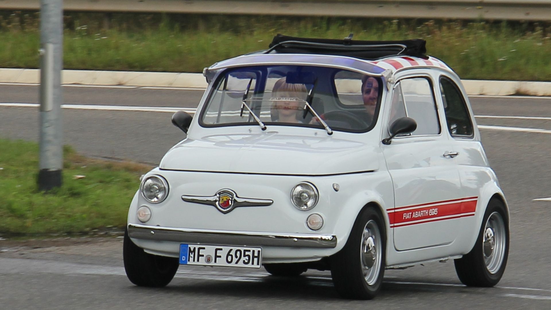 Fiat Abarth 695; wahrscheinlich kein Original, sondern ein mit entsprechenden Teilen umgerüsteter Fiat 500 bei einer Oldtimerveranstaltung