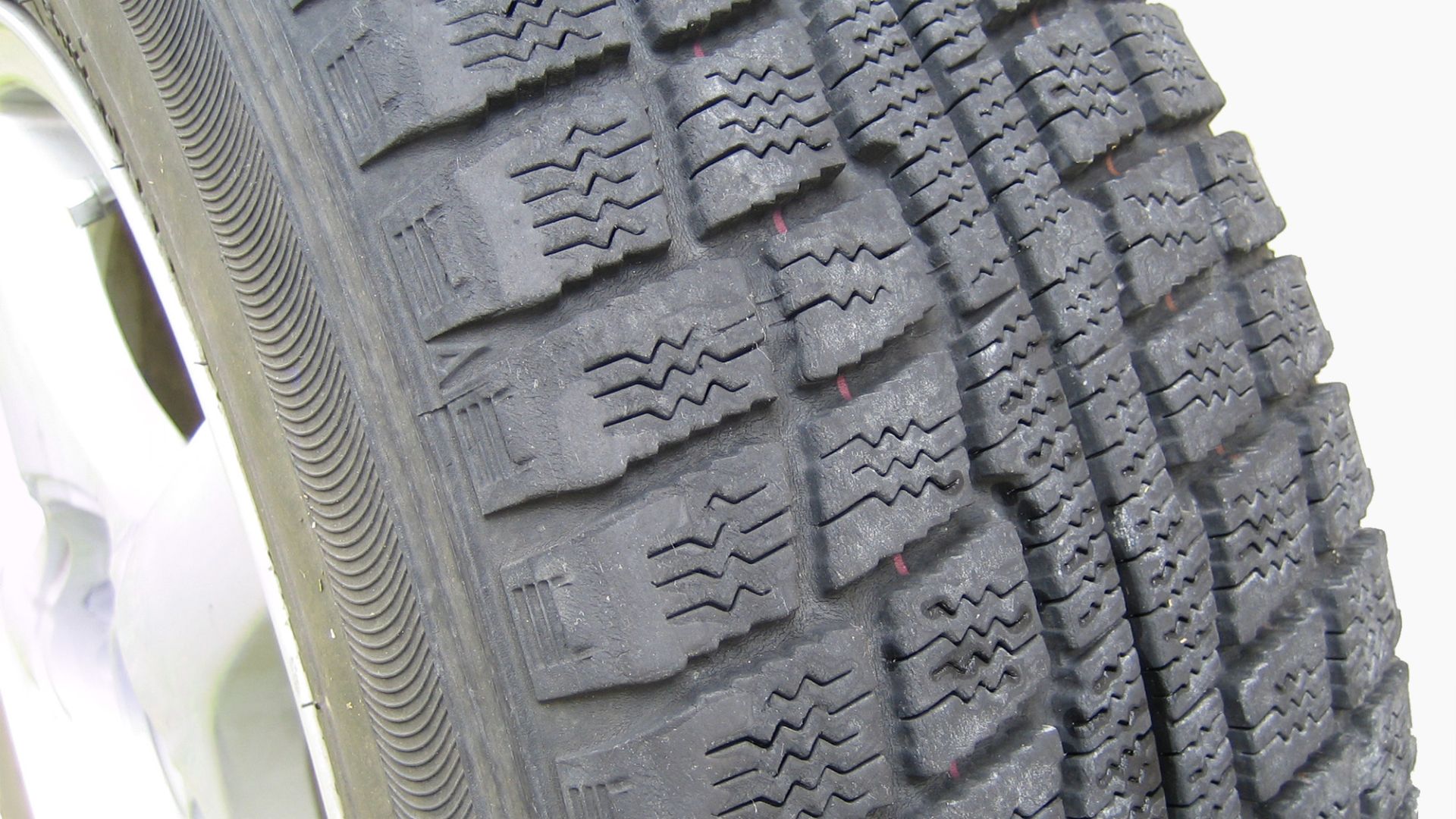 Studless tire (スタッドレス・タイヤ)