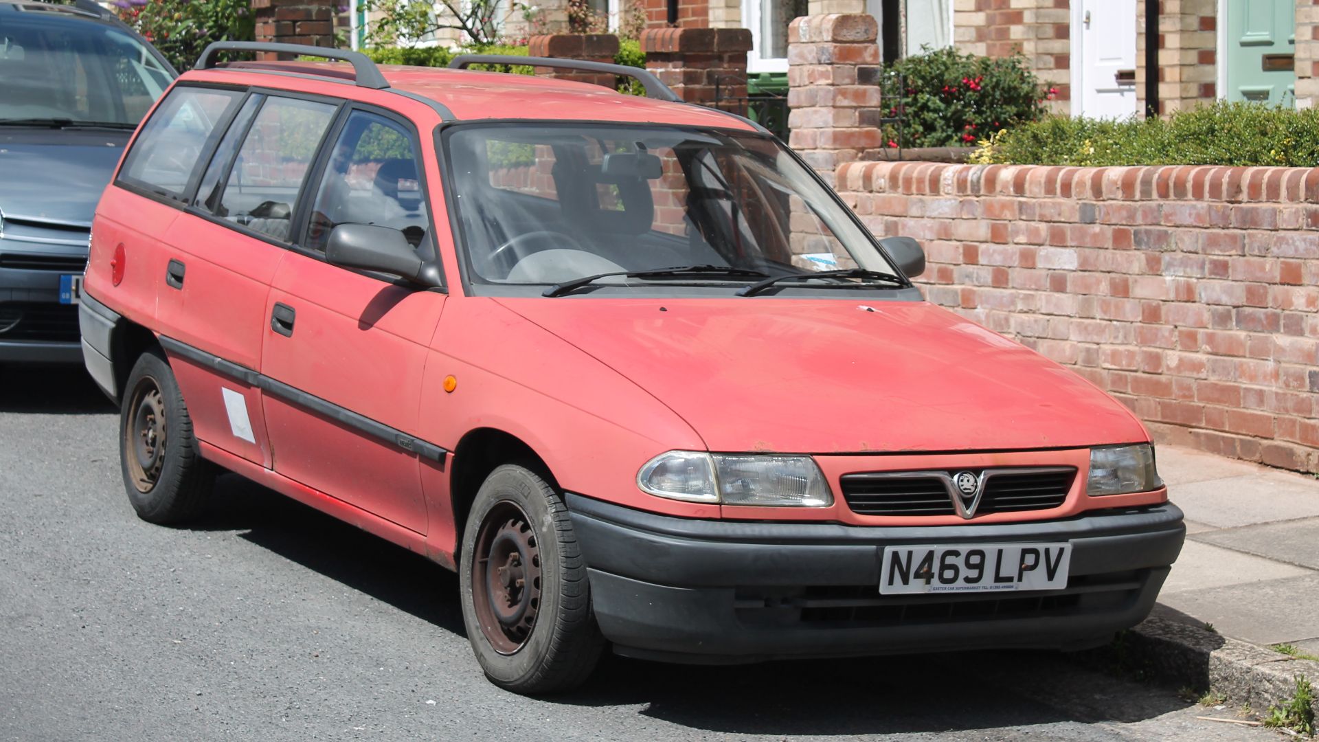 Obviously not rare quite yet, but I had to take a photo of this dreadfully rough looking old Astra I saw.  It's very difficult to see a nice Mk3 Astra these days, and many look bad, although this is the worst I've seen on the roads recently.  Displays tha
