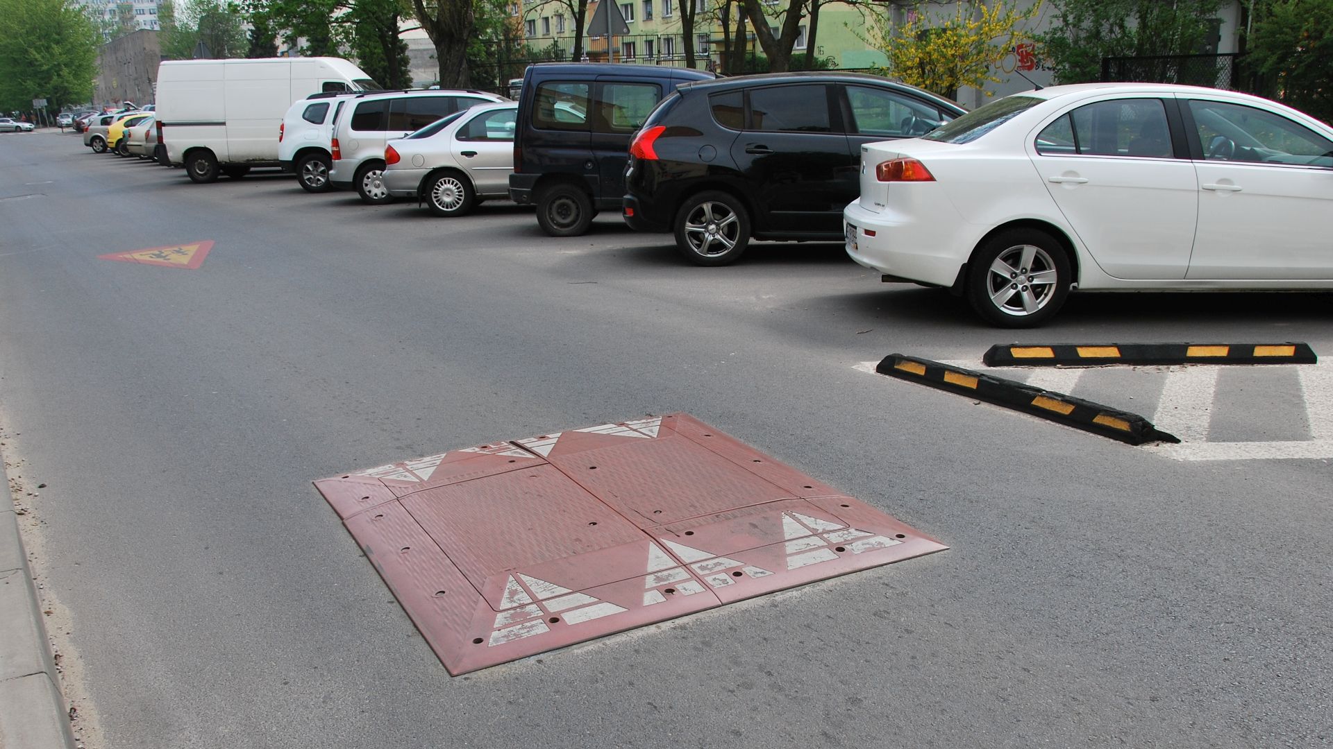 Speed cushion - berliner pillow, Łódź Karolewska Street