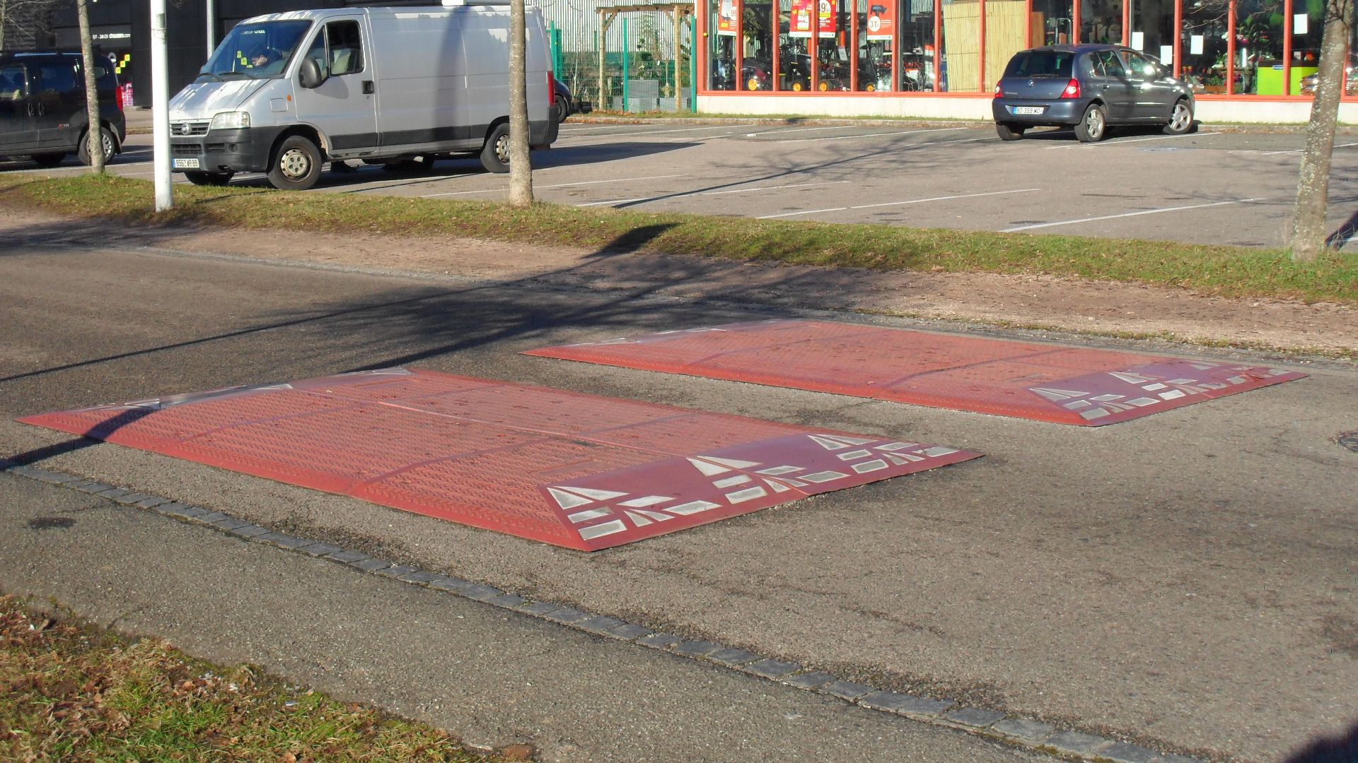 his speed cushion appeared in the beginning of the years 2010 and has been removed after 2020. Disaggregation of structure, potentialy dangerous,  is the main reason.