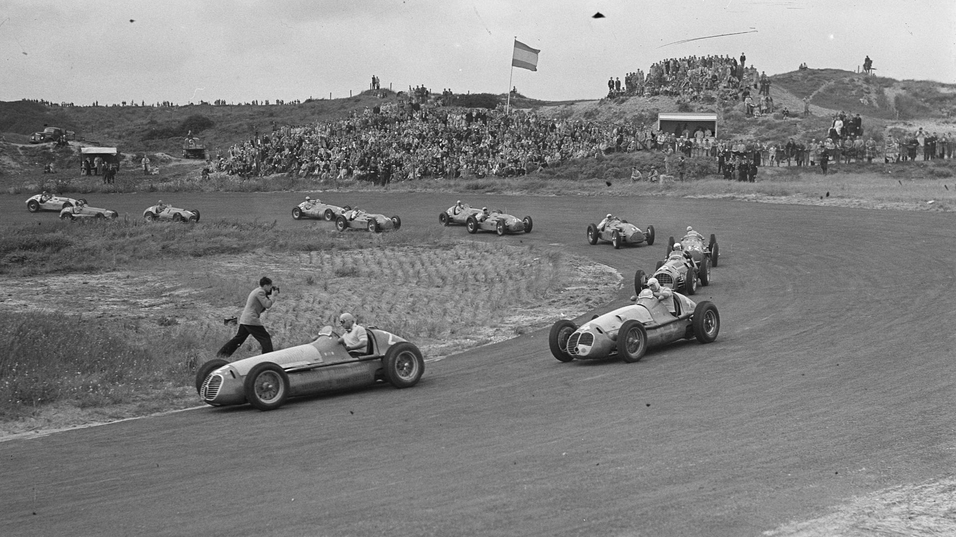 Collectie / Archief : Fotocollectie Anefo
Reportage / Serie : [ onbekend ]
Beschrijving : START, autoraces
Datum : 21 juli 1950
Locatie : Noord-Holland, Zandvoort
Trefwoorden : START, autoraces
Fotograaf : Noske, J.D. / Anefo
Auteursrechthebbende : Nation