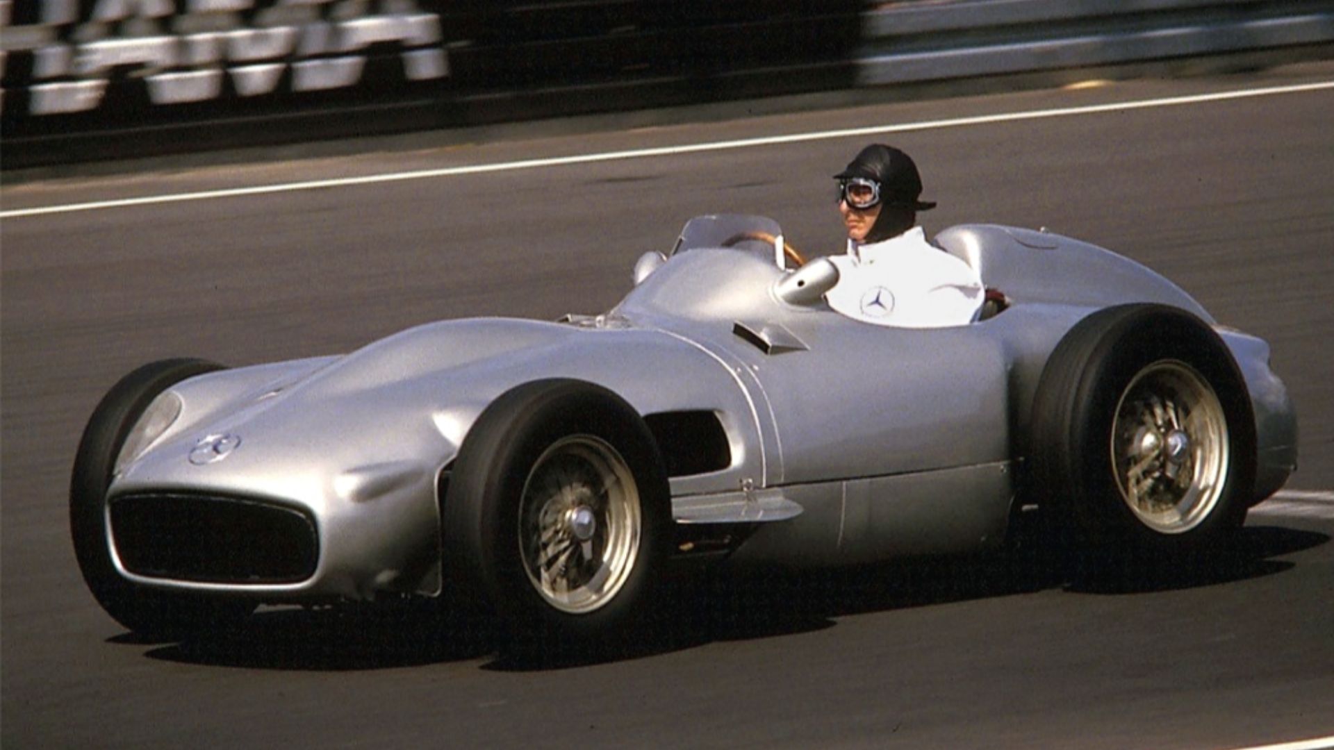 Juan Manuel Fangio im Mercedes W 196 mit 3-l-Motor 1986 beim Oldtimer-GP auf dem Nürburgring