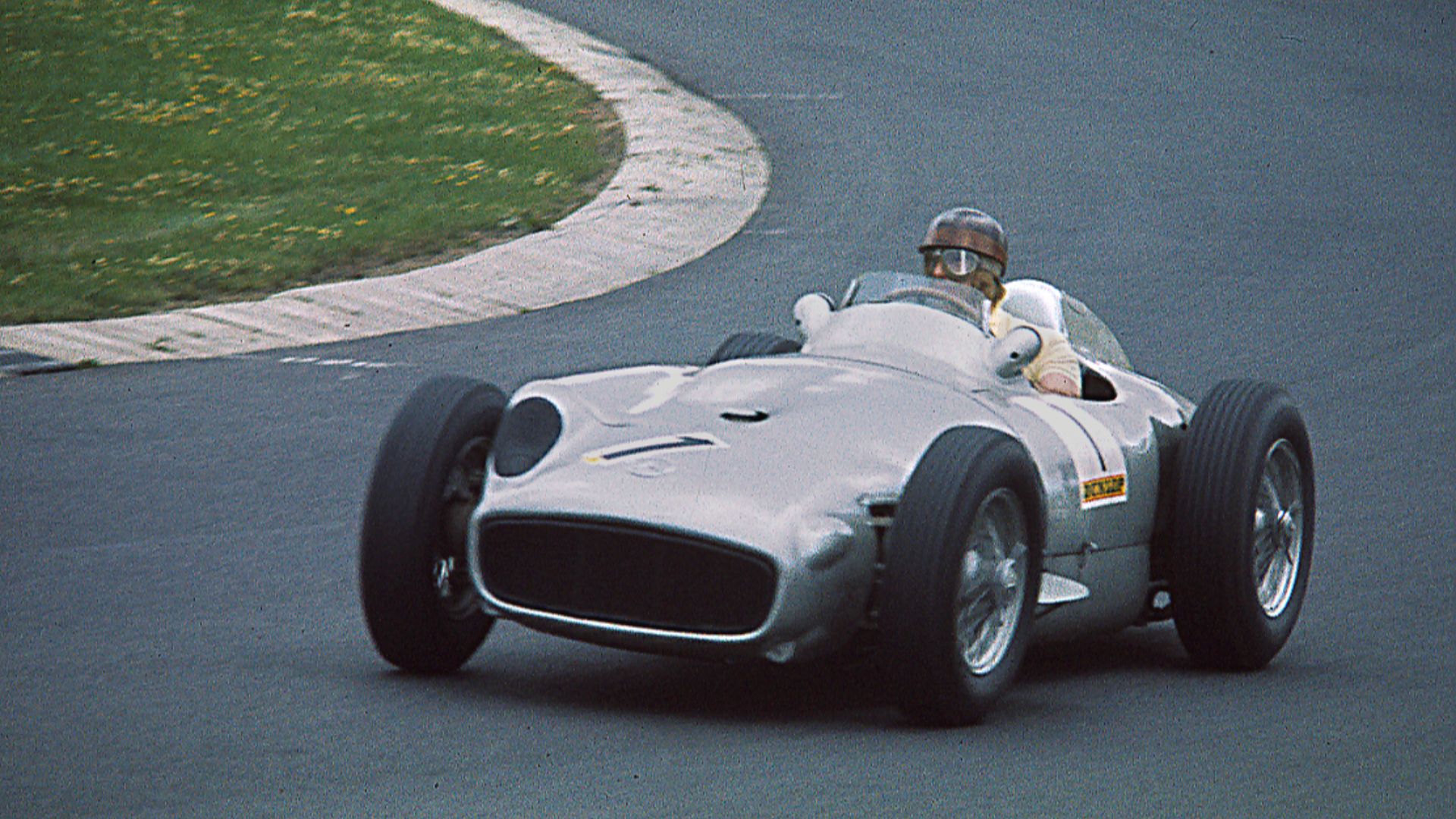 Juan Manuel Fangio im Mercedes-Benz W 196 beim Oldtimer-GP des AVD 1977 auf dem Nürburgring