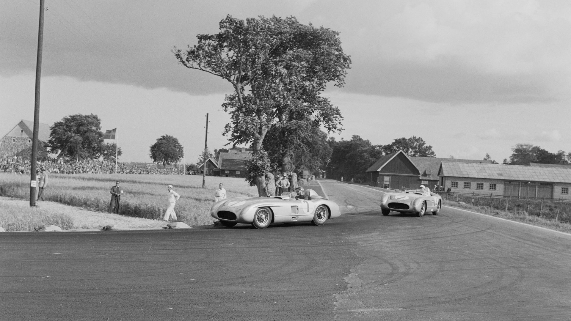 Bildet er hentet fra Arkivverket.
Grand Prix i Kristianstad. NÅ nr. 33, 1955

Arkivinstitusjon : Riksarkivet
Arkivnavn : Billedbladet NÅ
Sted : Sverige, Skåne, Kristianstad, Råbelövsbanan
Emneord: billøp, racing, motorsport
Avbildet: Juan Manuel Fangio (1