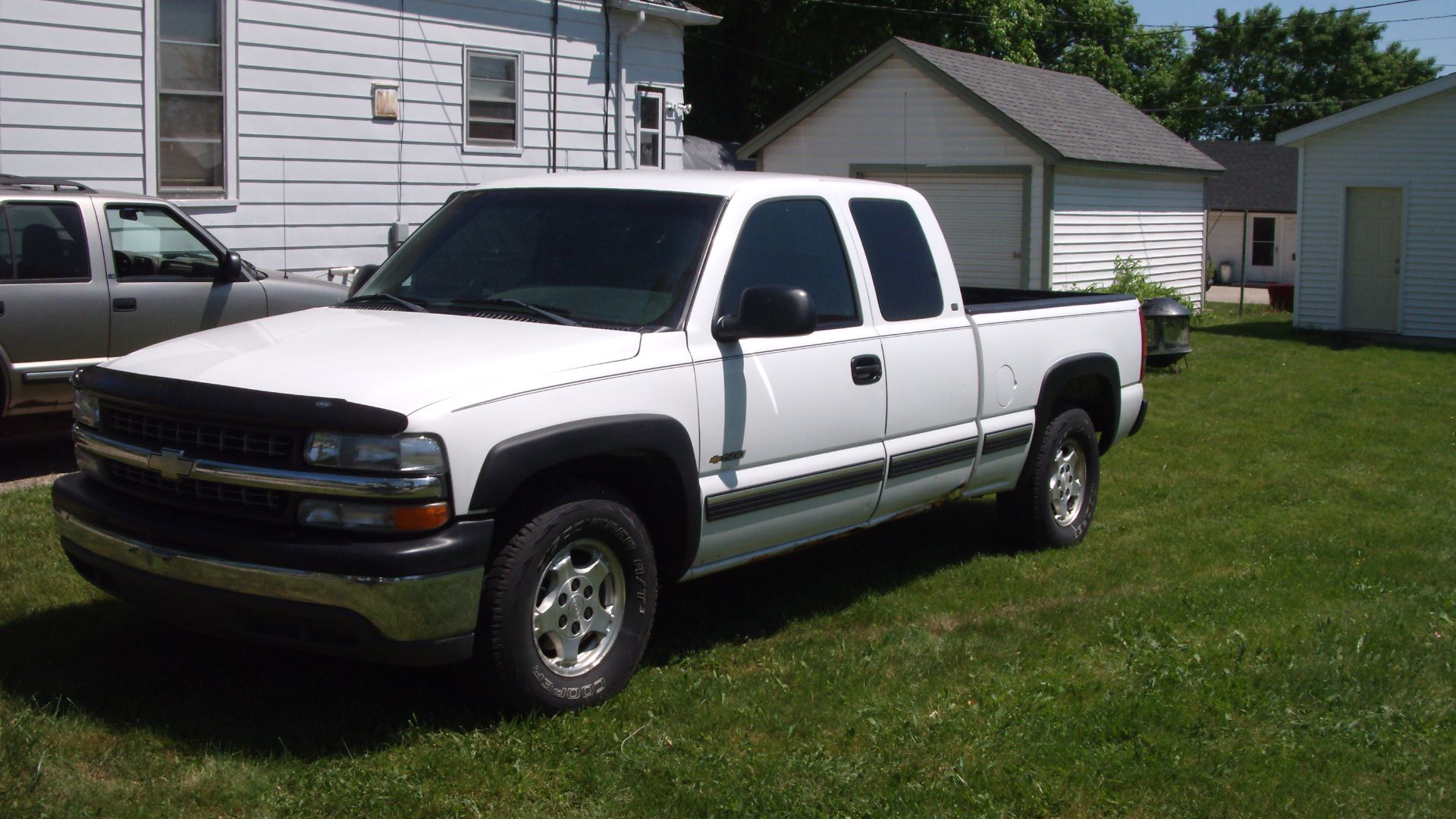 This is a photo of a friend's 1999 Chevrolet Silverado Extended Cab.  The friend bought, fixed, and sold pick-up trucks for a living, so I may have even more pictures of trucks coming soon.